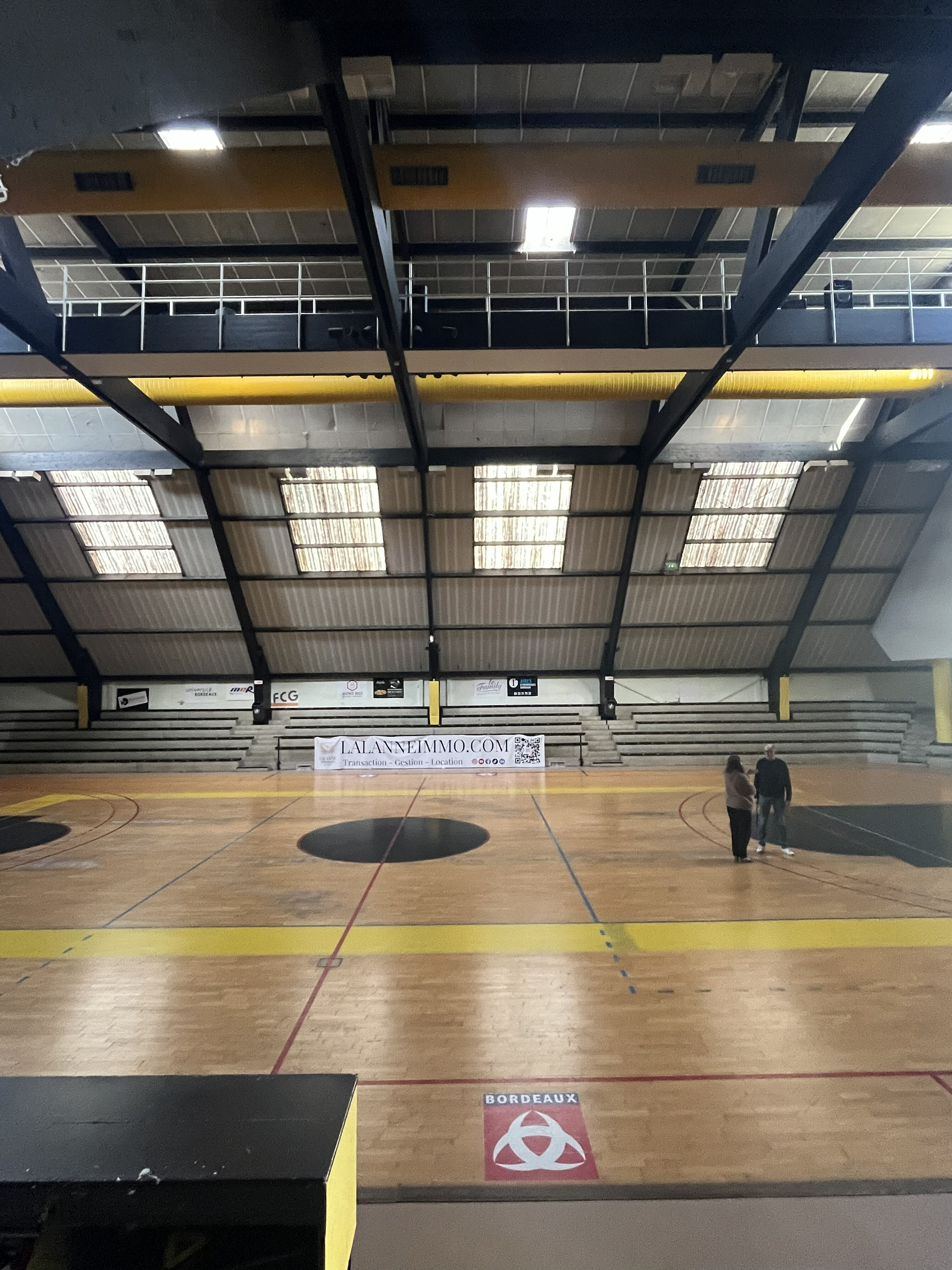 Vue sur la passerelle du gymnase