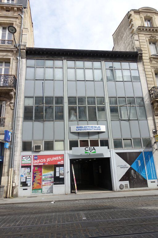 La façade principale avec son mur-rideau cours Alsace-Lorraine.