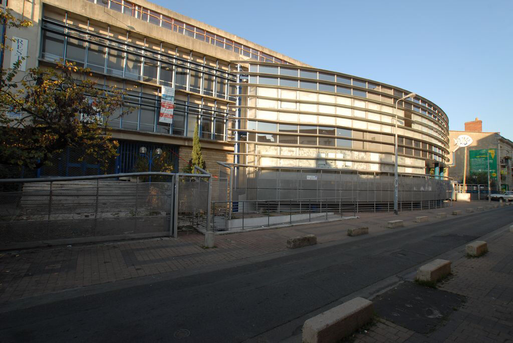 Façade principale du restaurant universitaire en 2006.