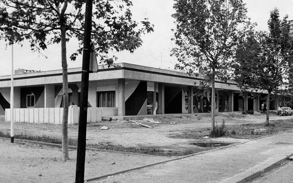Le centre social et ses motifs en façade, vue depuis la place, photographie vers 1980.