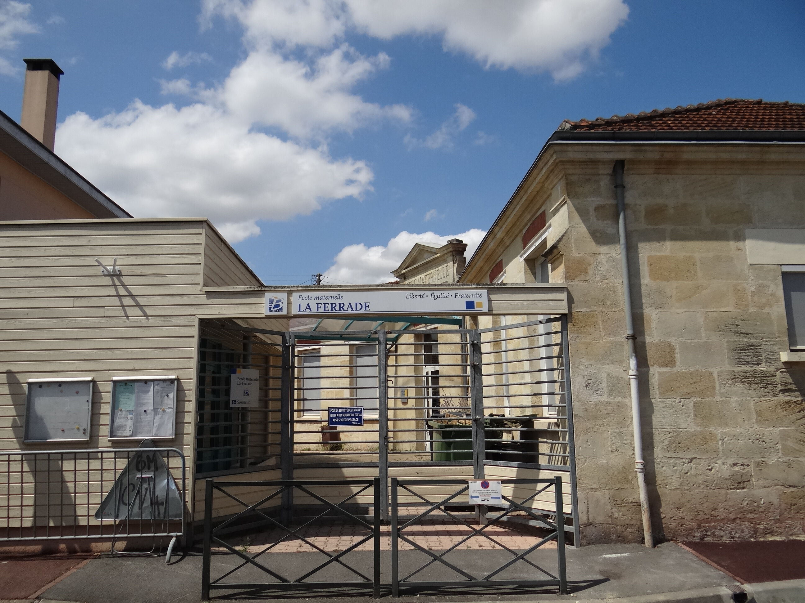 Façade d'entrée de l'école 