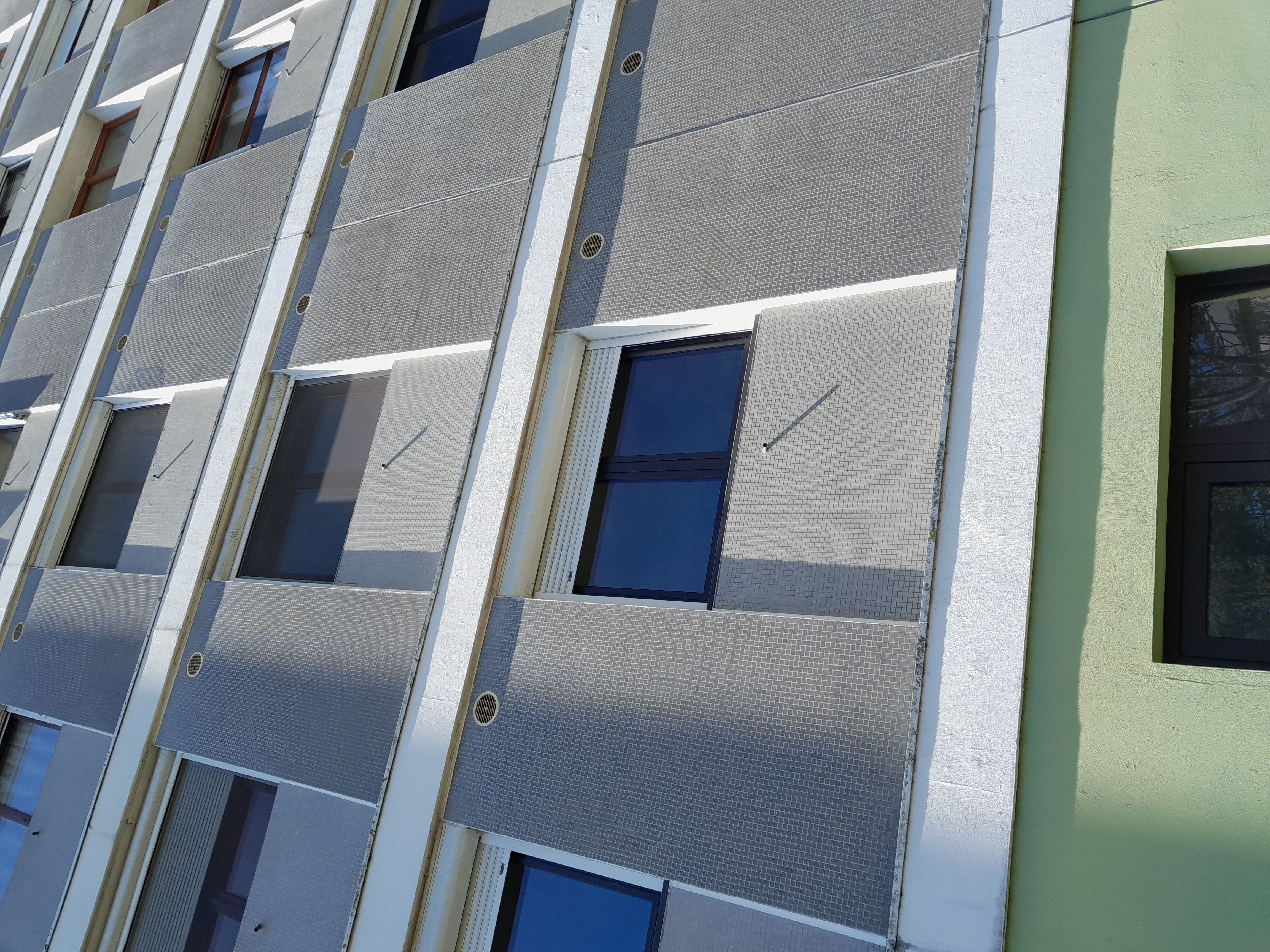 Extrait de la façade arrière - Détails des carreaux de faïence gris