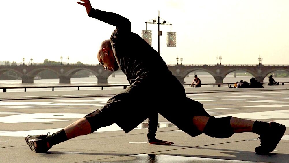Le danseur Hamid Ben Mahi sur le miroir d'eau