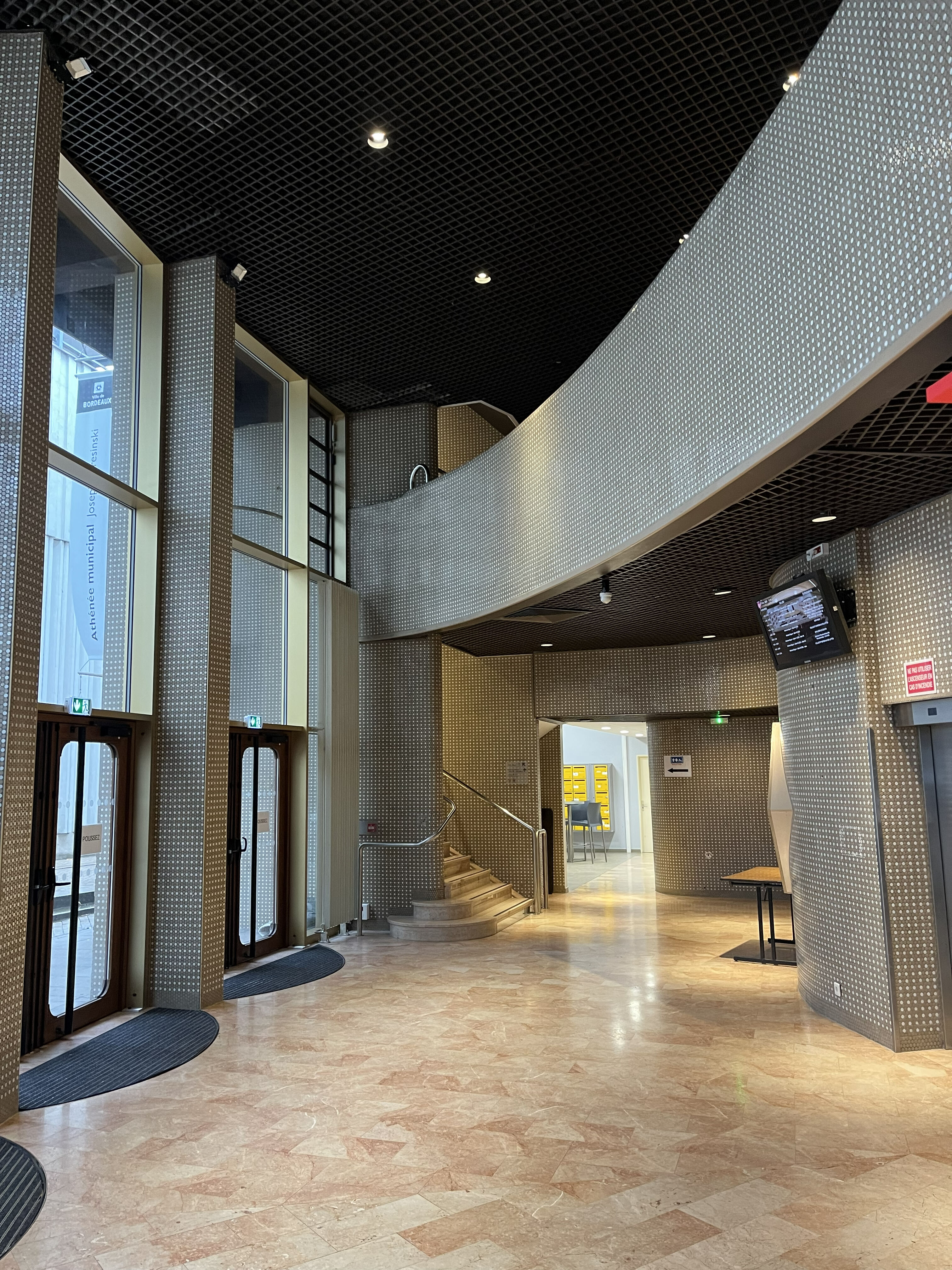 Le hall de l'Athénée Municipal, avec le sol en marbre et les murs en mosaïque de Briare.
