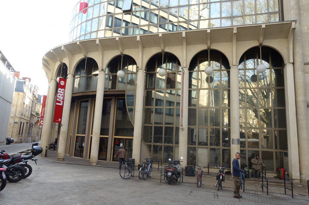 Façade principale vue depuis la place Saint-Christoly.