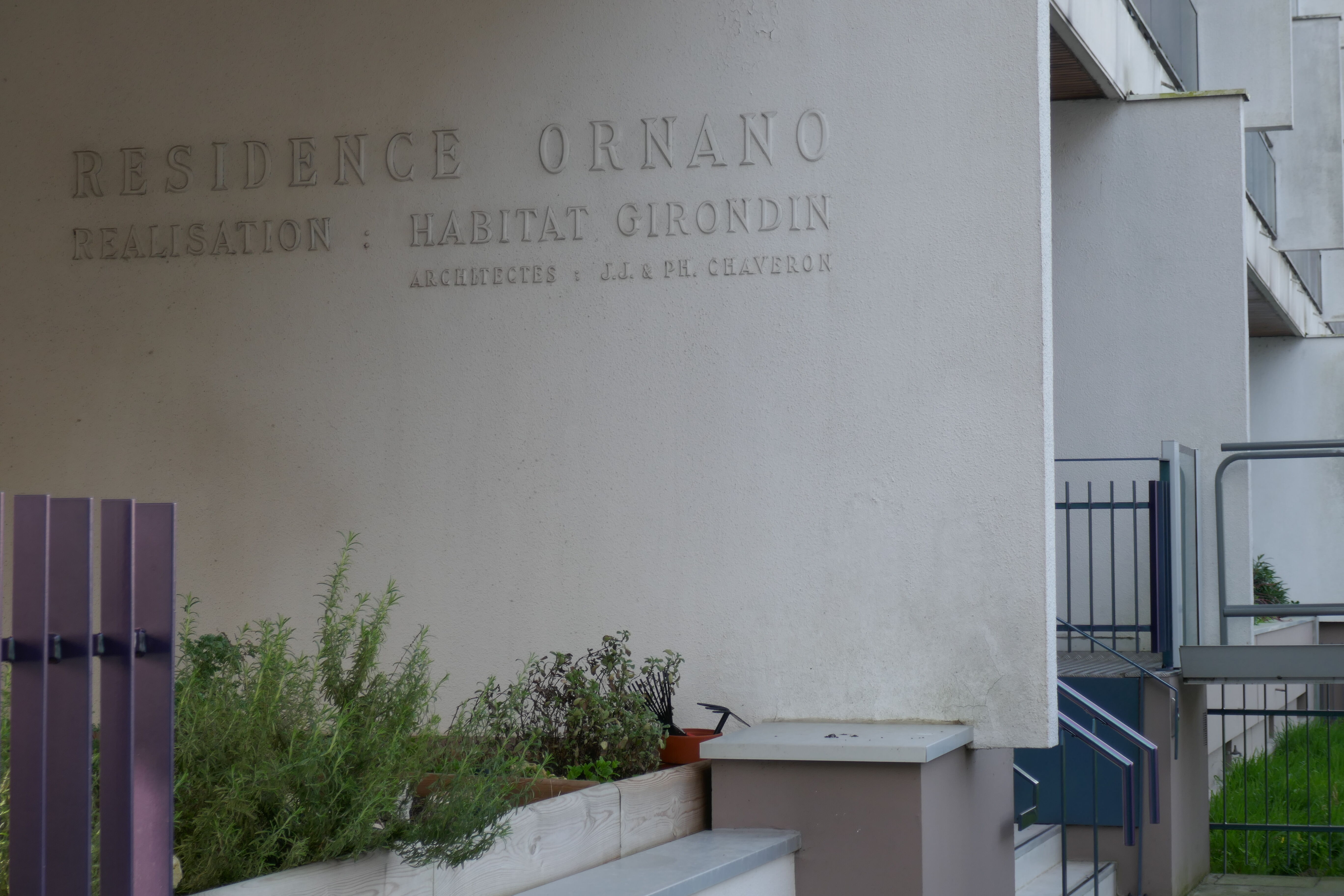 Détail de l'une des entrées nord avec le nom des architectes.