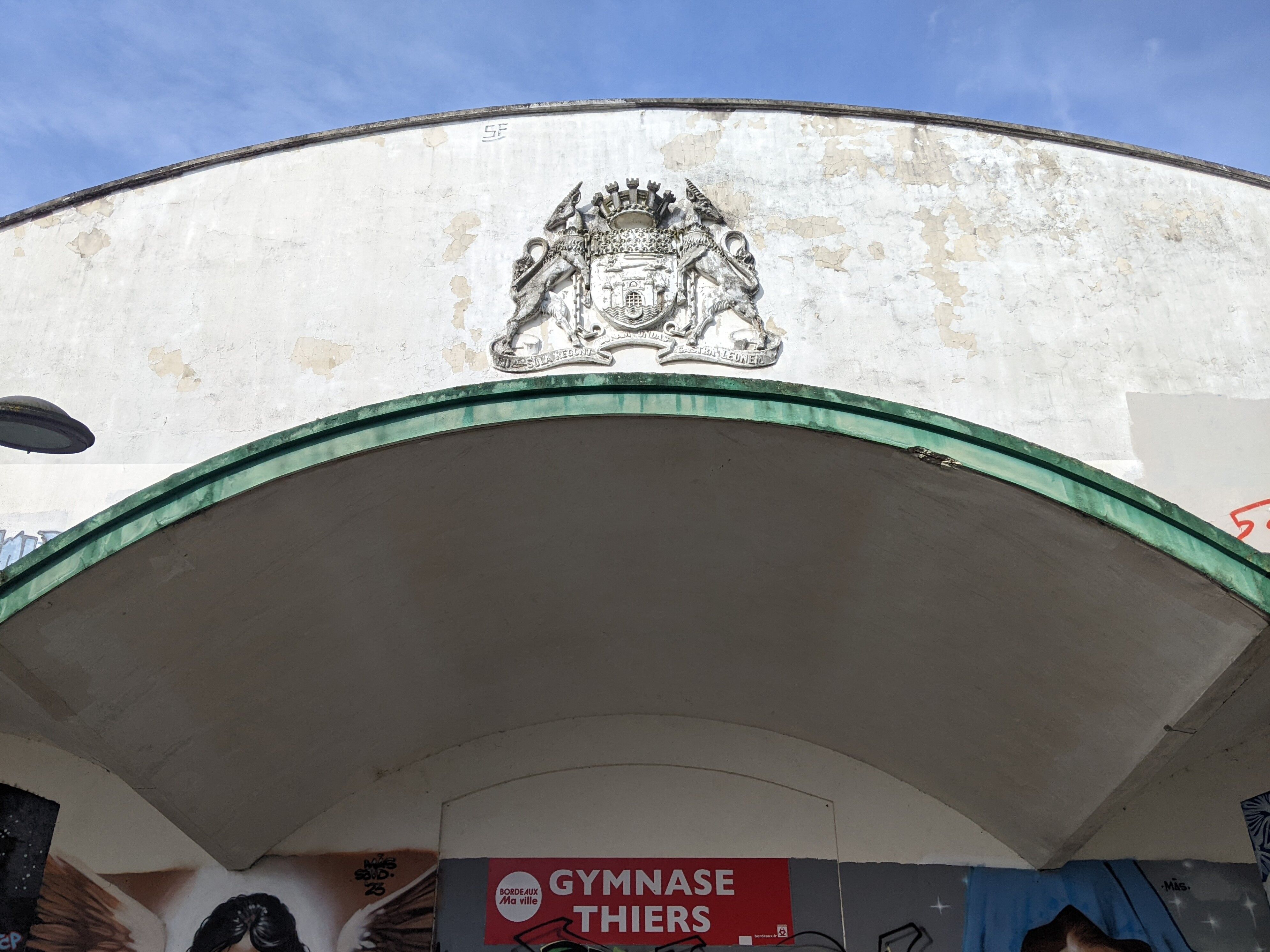 Les armes de la ville au-dessus de la casquette en béton côté avenue Thiers.