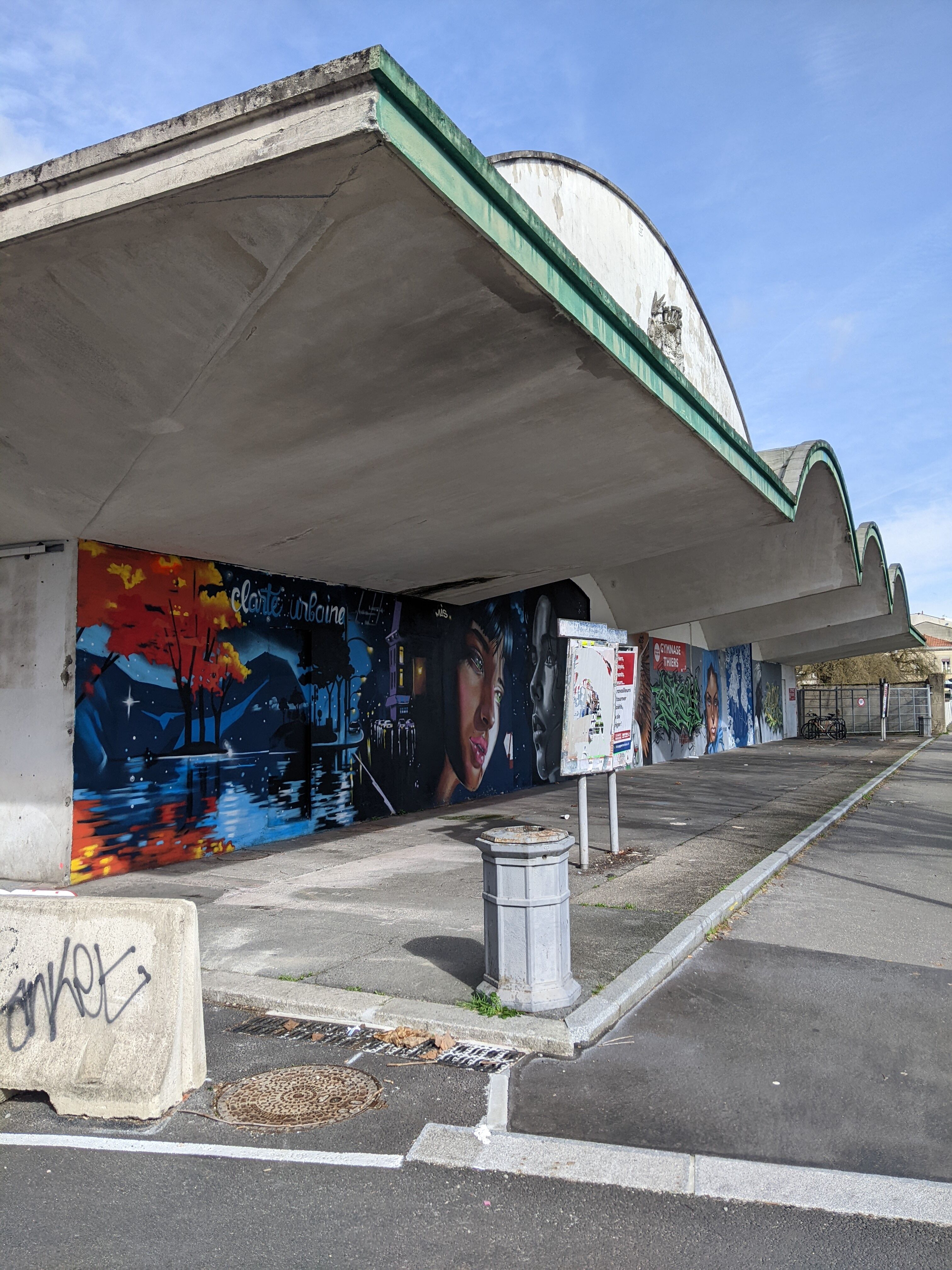 La casquette en béton protégeant les pourtours de la halle.