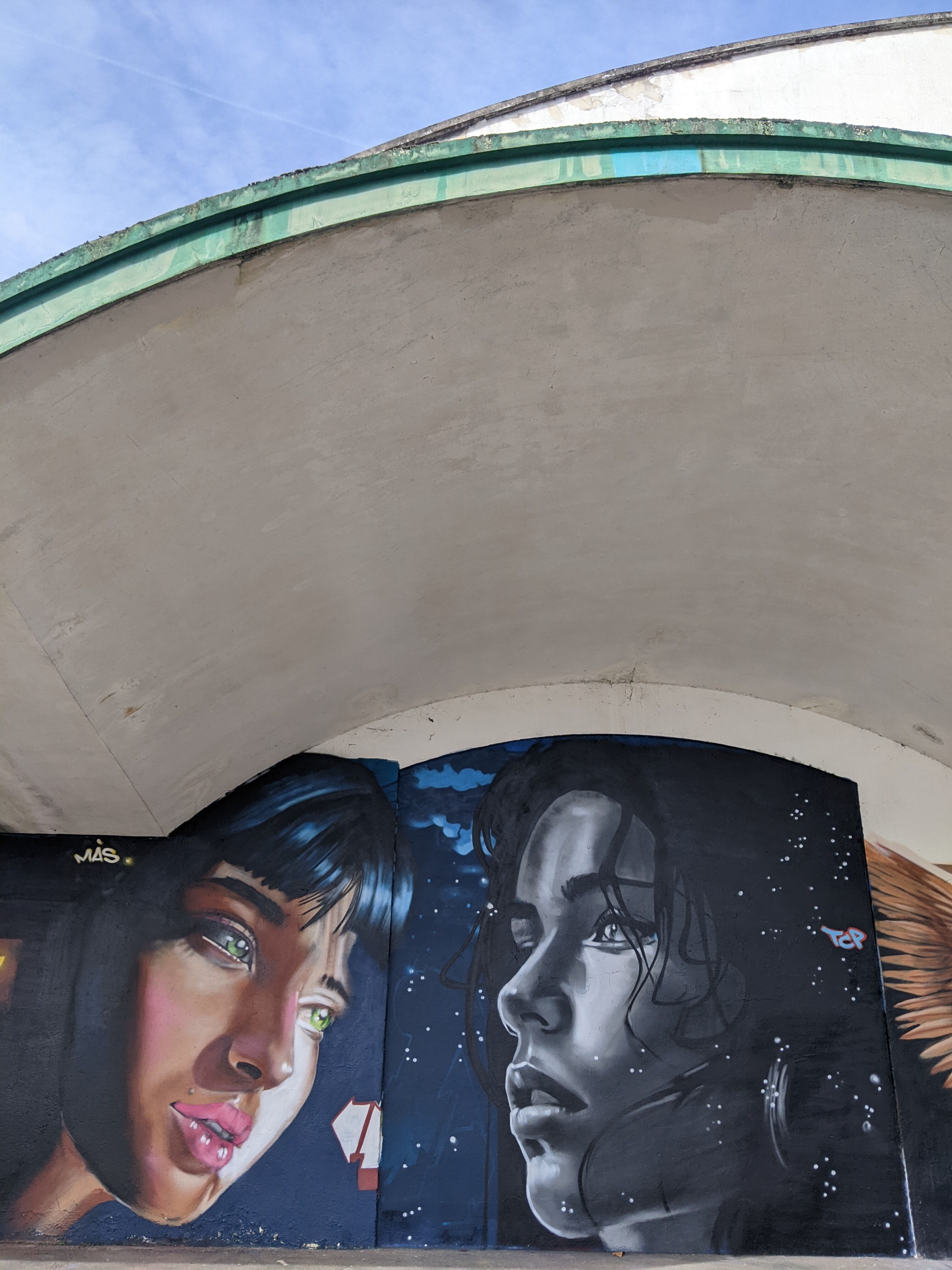 Un des nombreux grafitis sur l'une des entrées couvertes côté avenue Thiers.