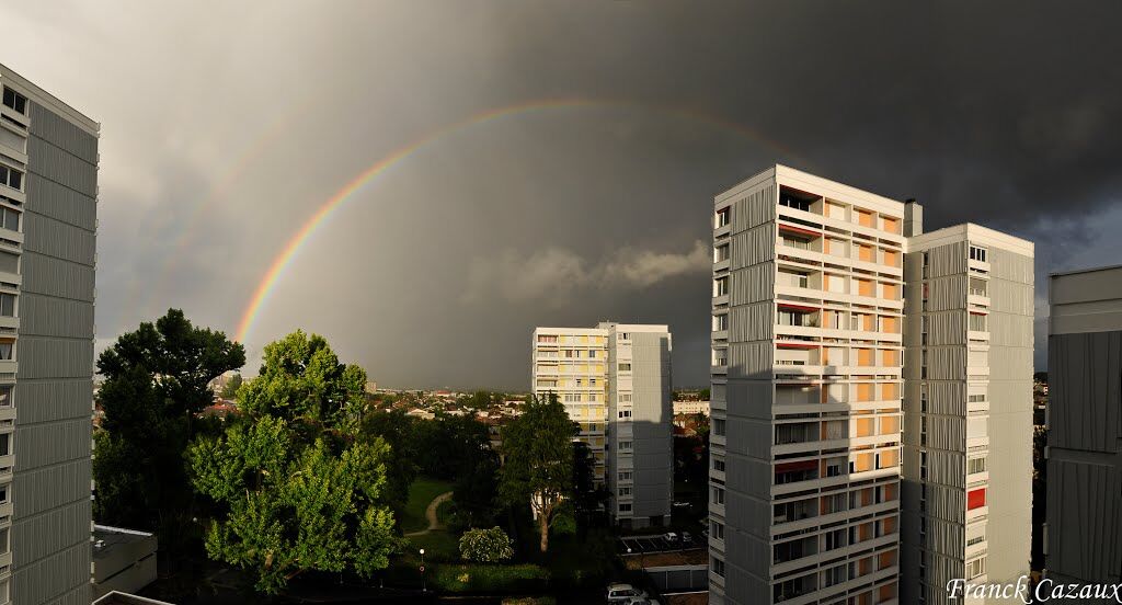 Les tours de la résidence Liotard sous l'orage.