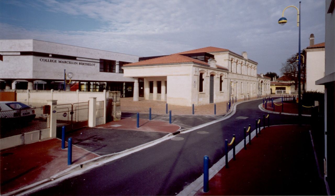 Entrée du collège, façade rue Berthelot