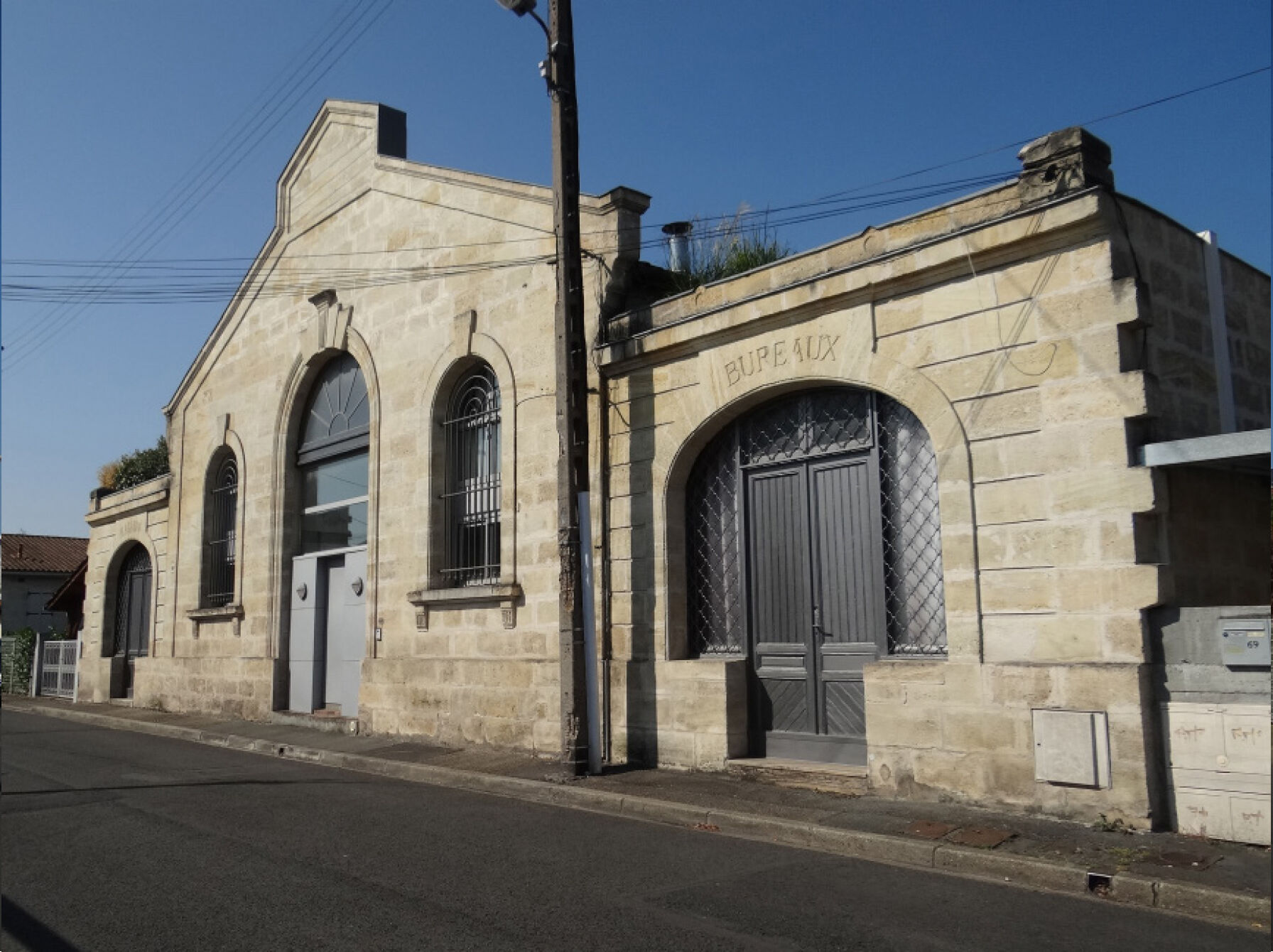 Façade principale avec son fronton
