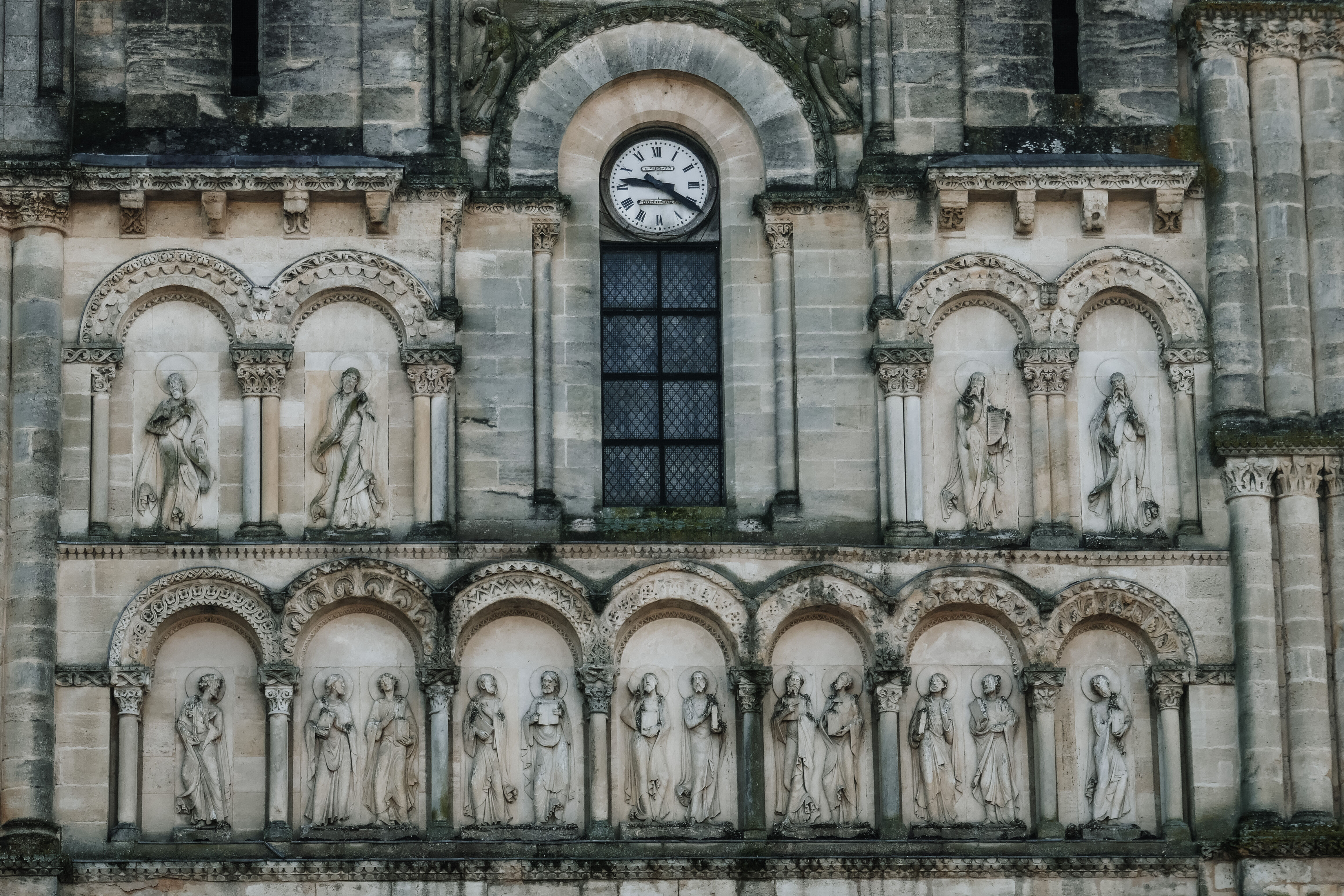 Détail du décor en façade de l'église