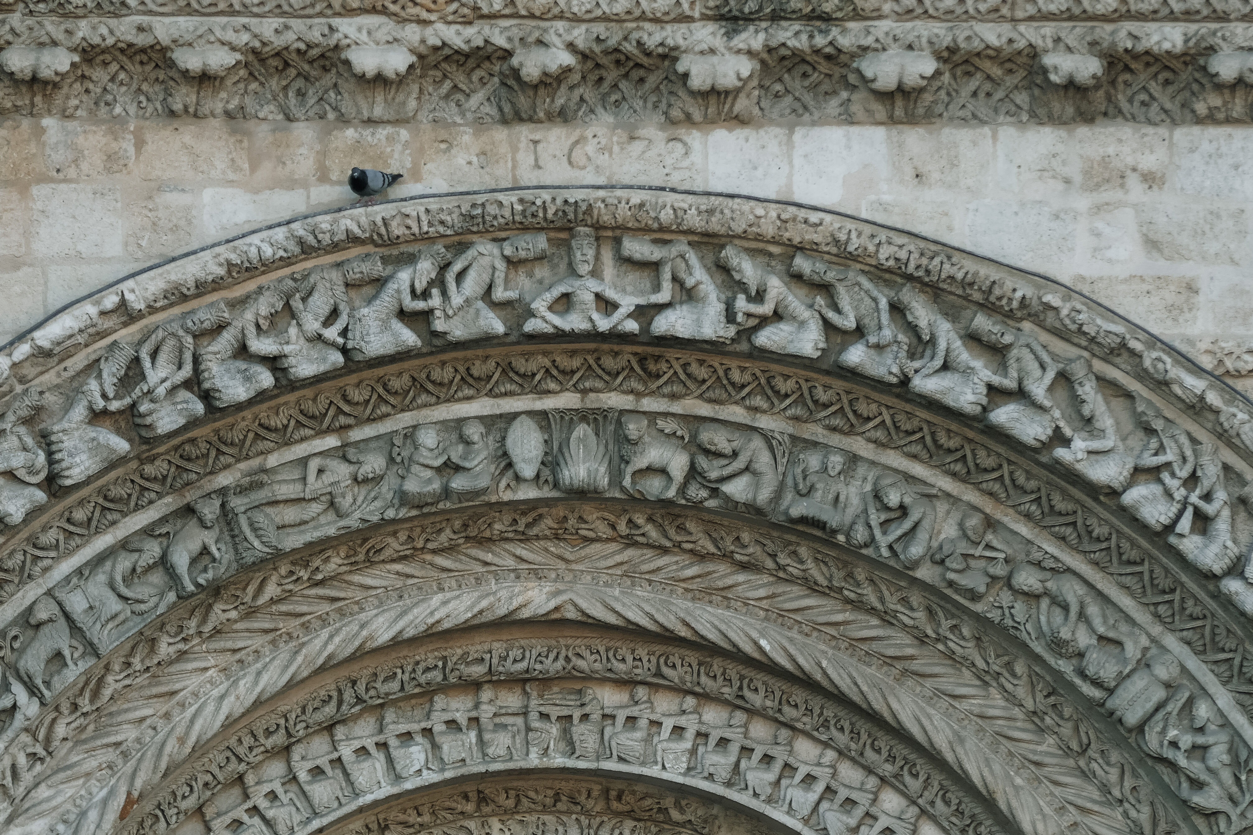 Détail du décor en façade de l'église