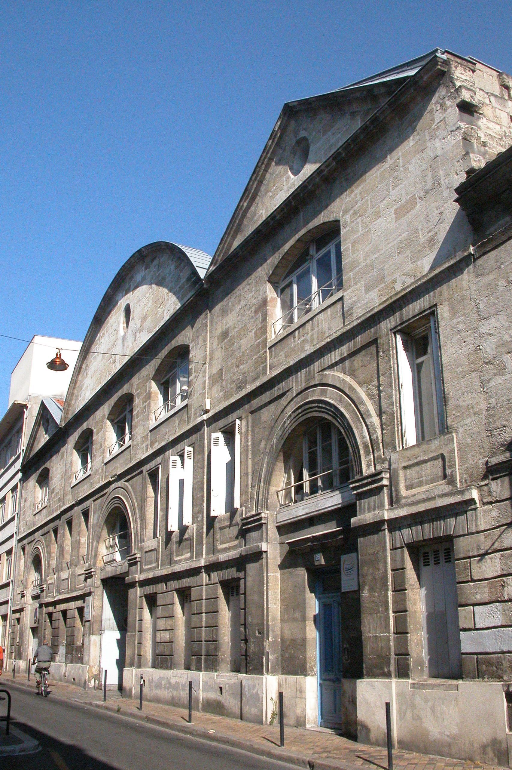 Vue de la façade principale de l'ancienne usine de chiffons