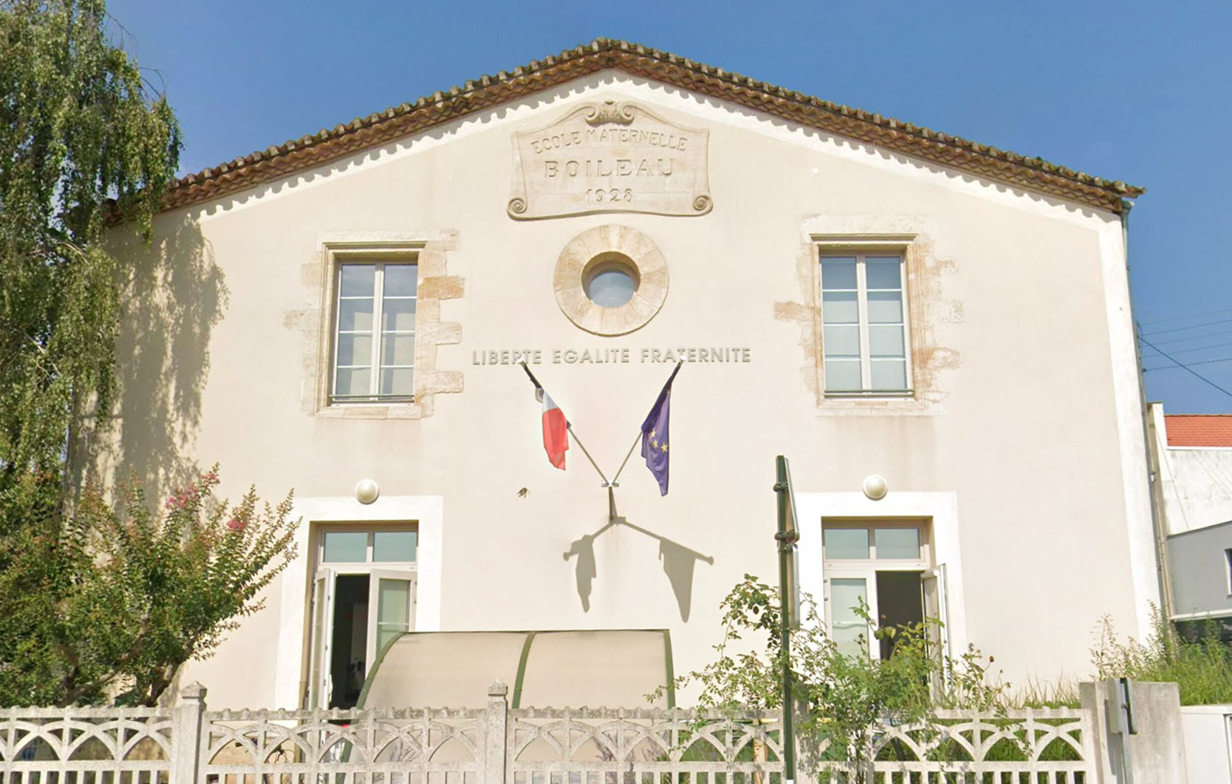 Vue sur la façade principale et ses détails architecturaux