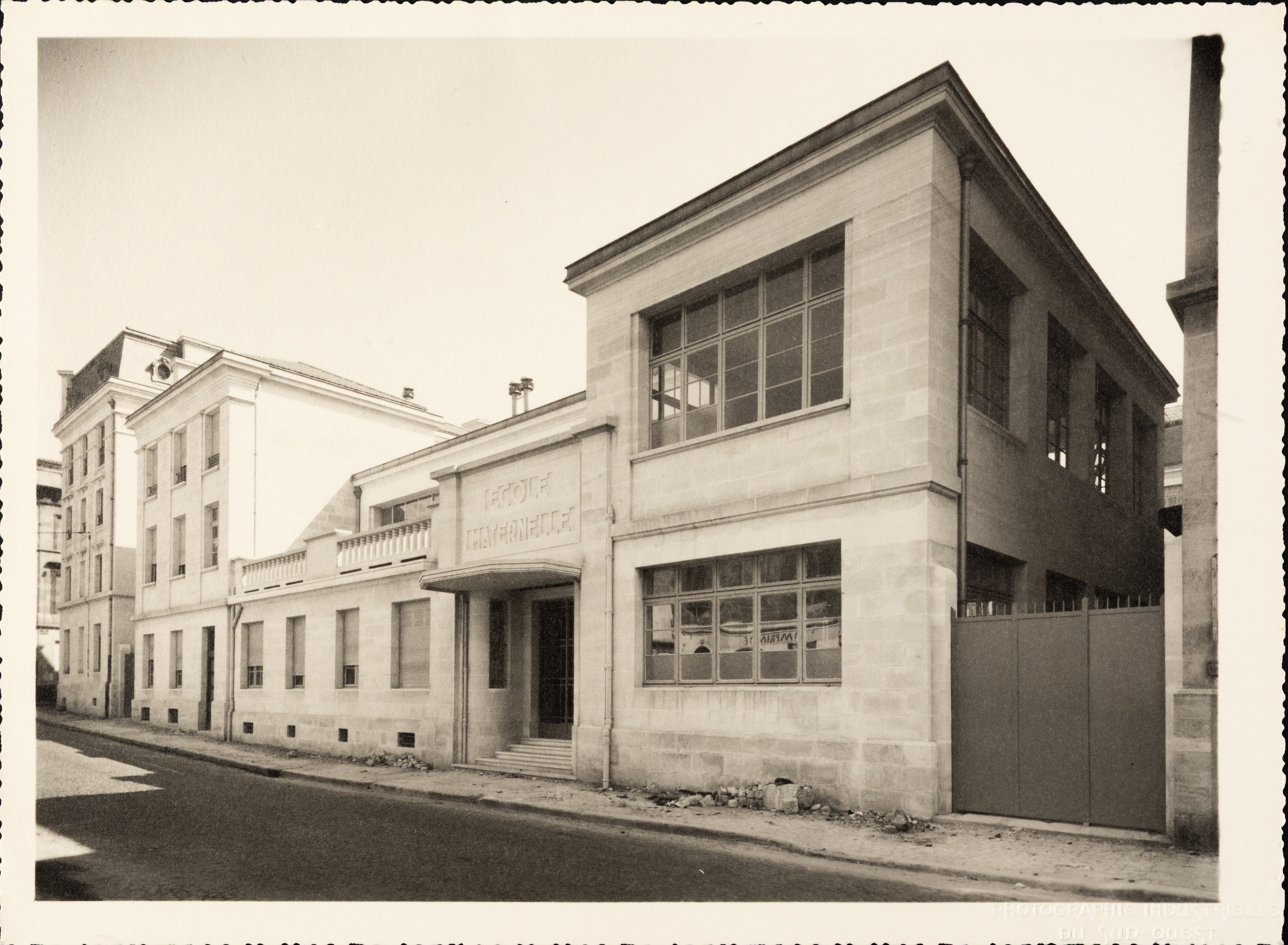 Façade principale de l'école maternelle côté rue du Château-d'Eau, vers 1935.