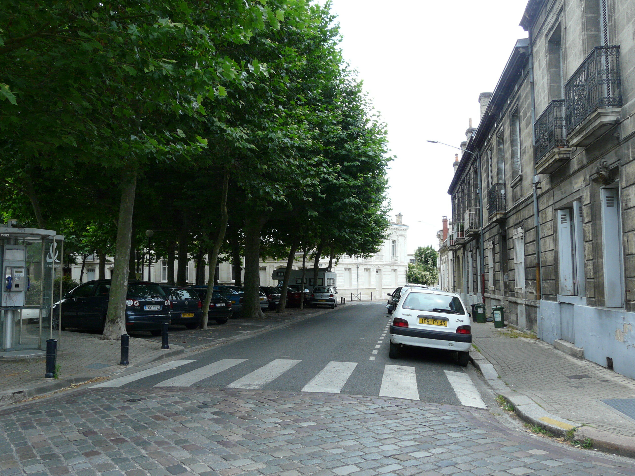 Vue de la place Simiot depuis l'angle de la rue Paul Dénucé et la Place