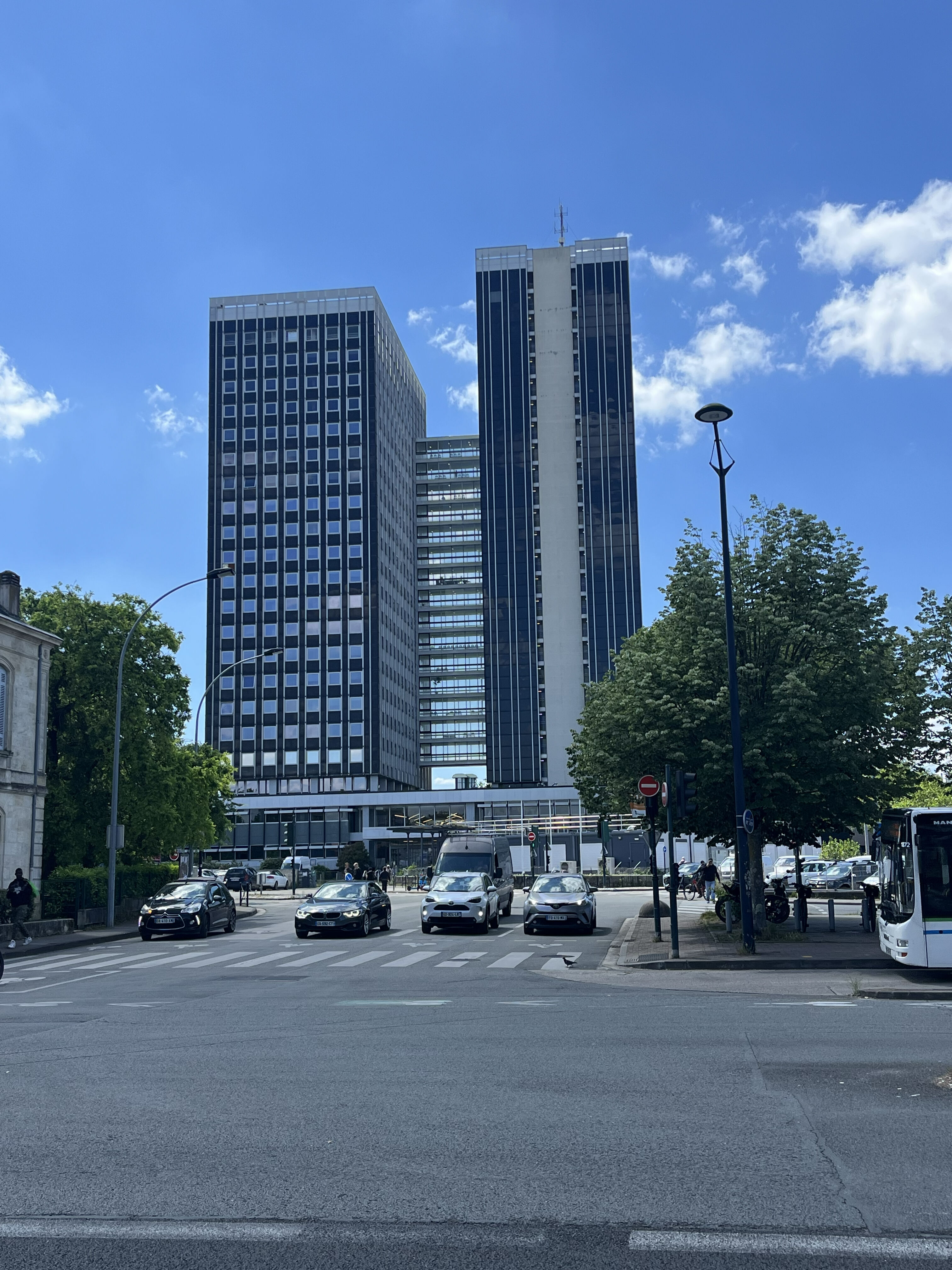 Vue de la façade principale depuis les boulevards