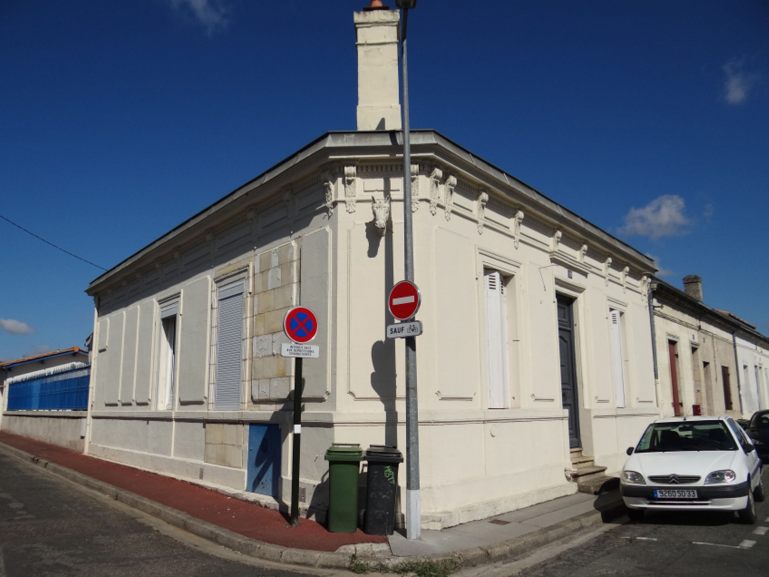 Vue sur la façade principale