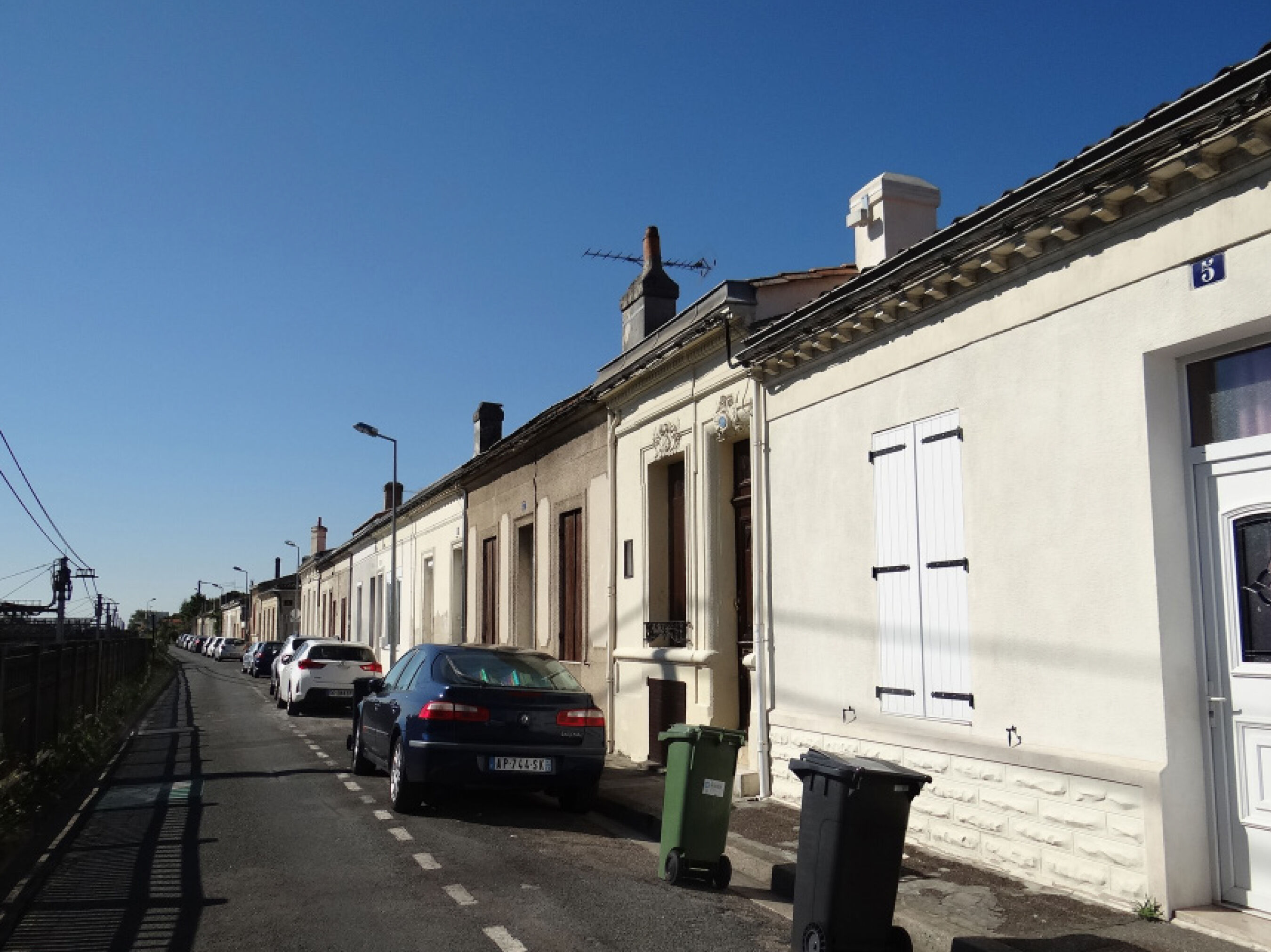 contexte et vue sur la voie ferrée qui fait face à la maison
