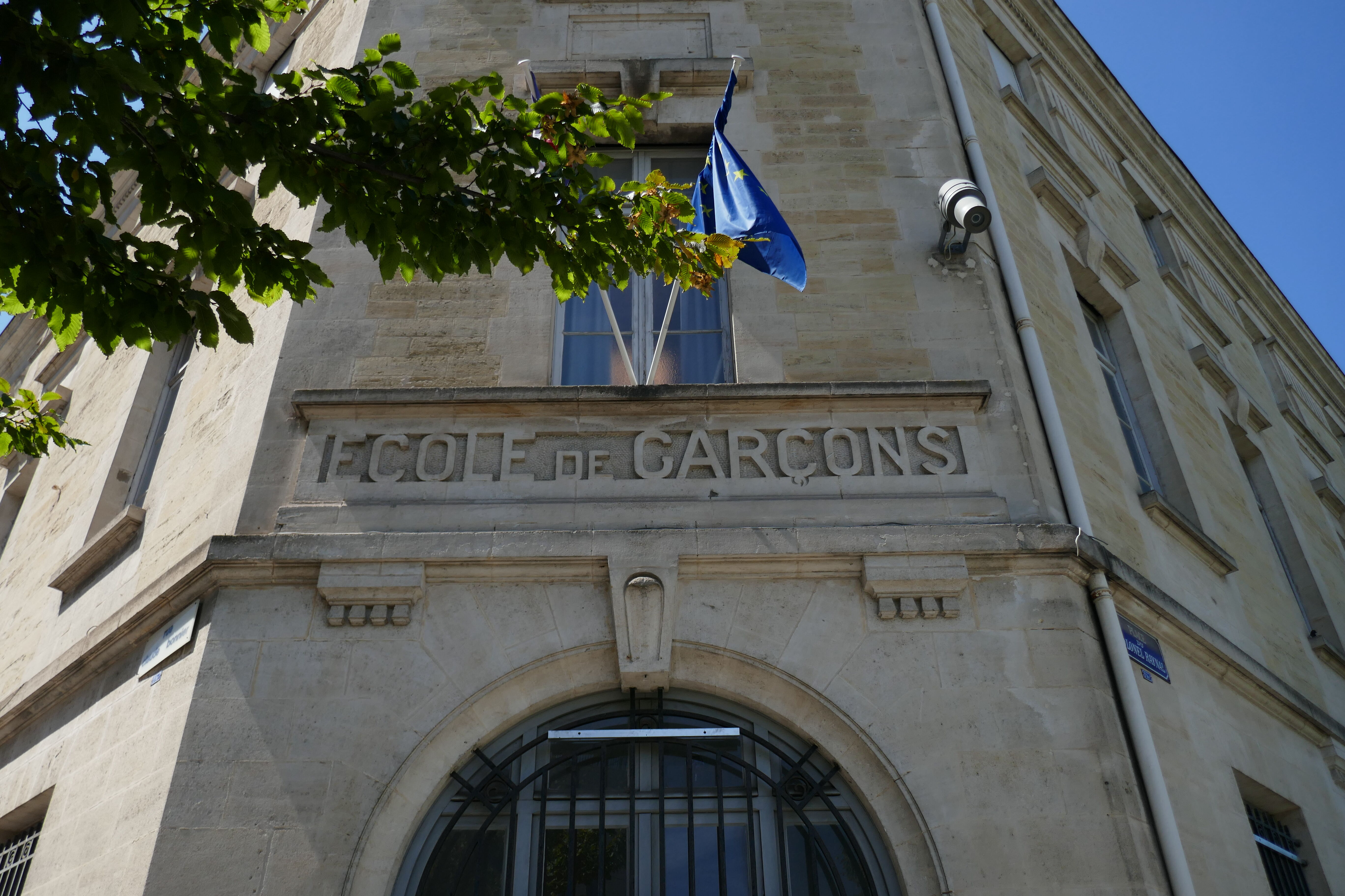 Pan coupé du bâtiment de l'école de garçons, emplacement de l'ancienne entrée.