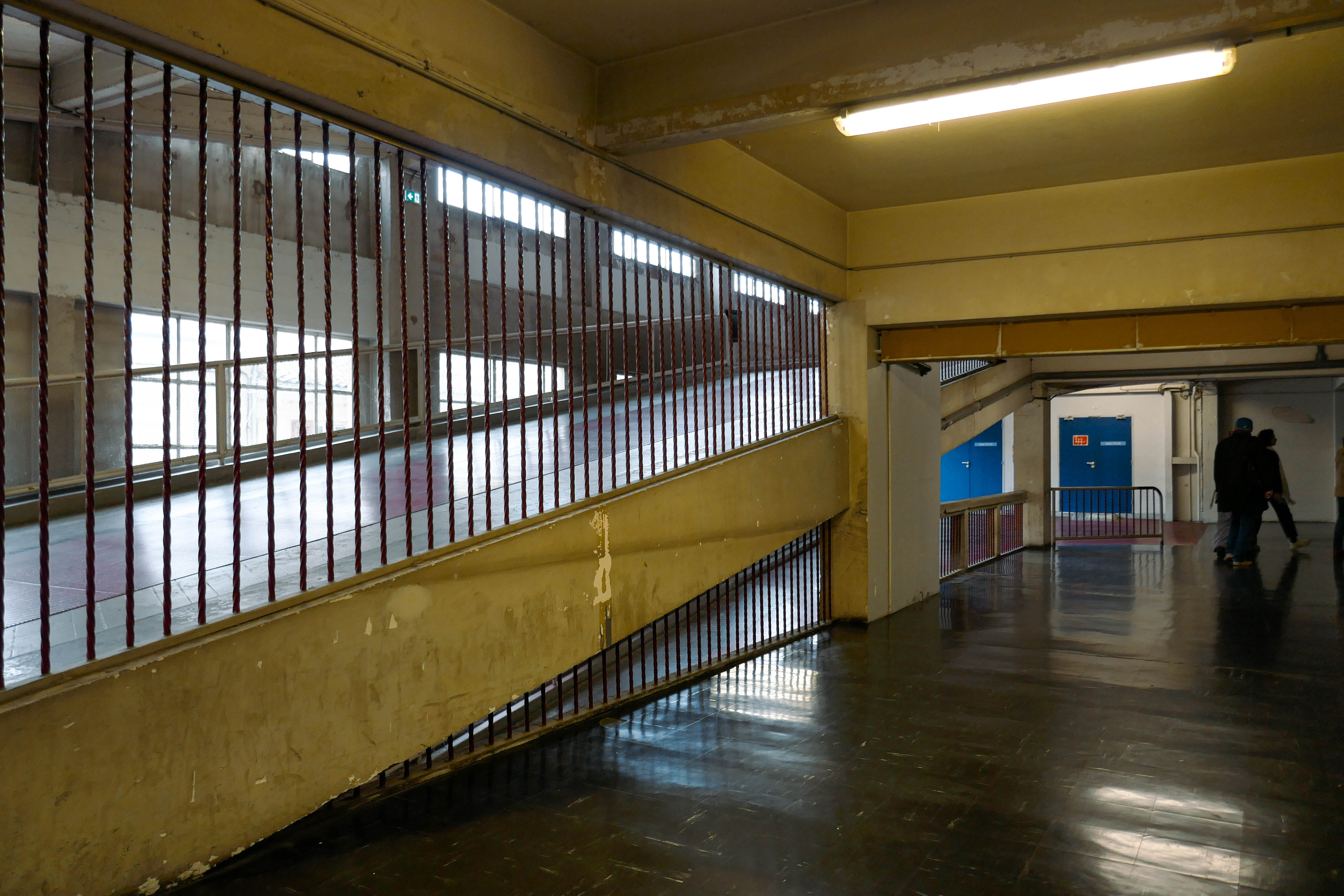 Intérieur du bâtiment et sa rampe pour voiture