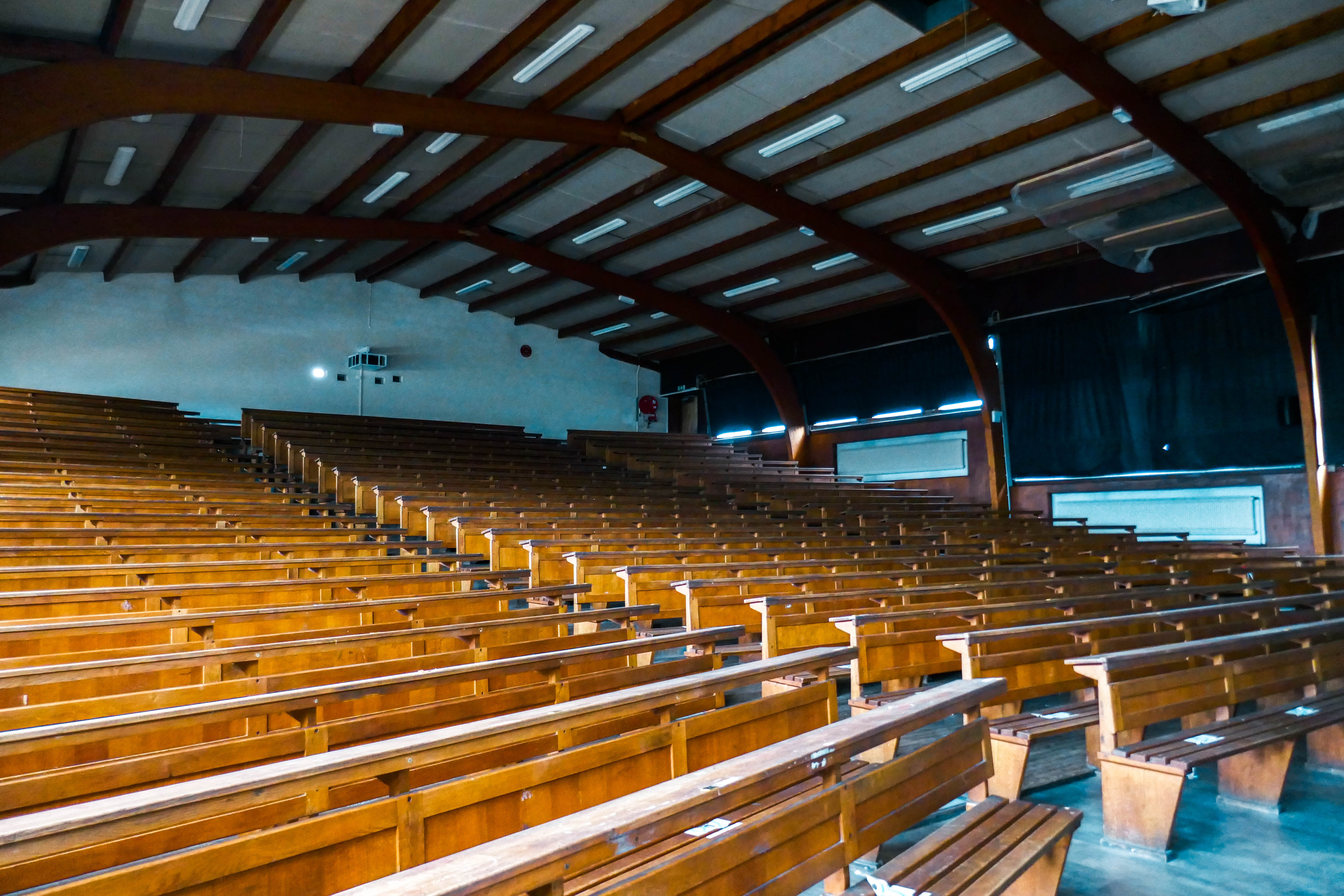 Vue de l'intérieur du bâtiment et son amphithéâtre sur le toit