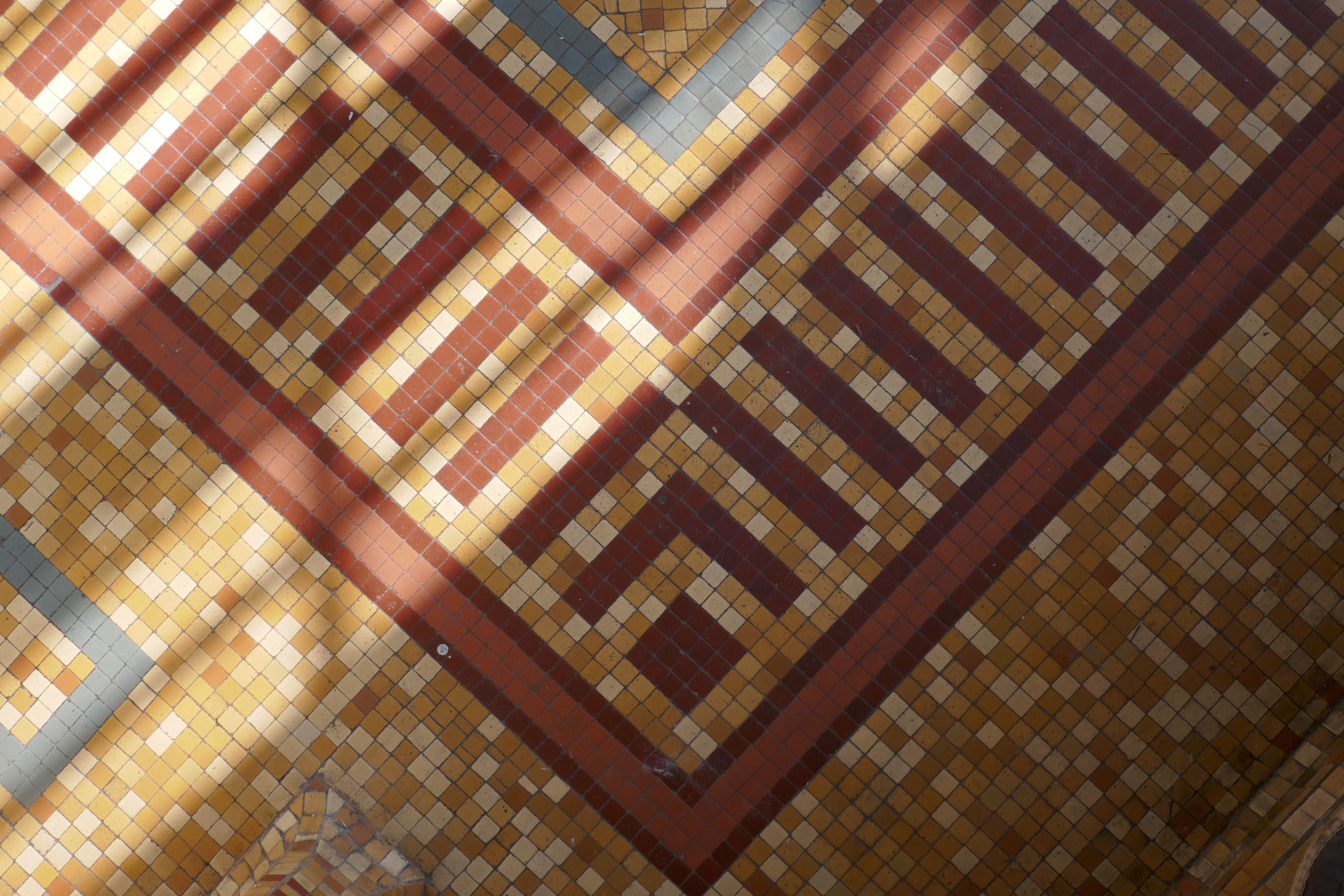 Détail du décor en mosaïques de l'ancien vestibule d'entrée de l'école des garçons.