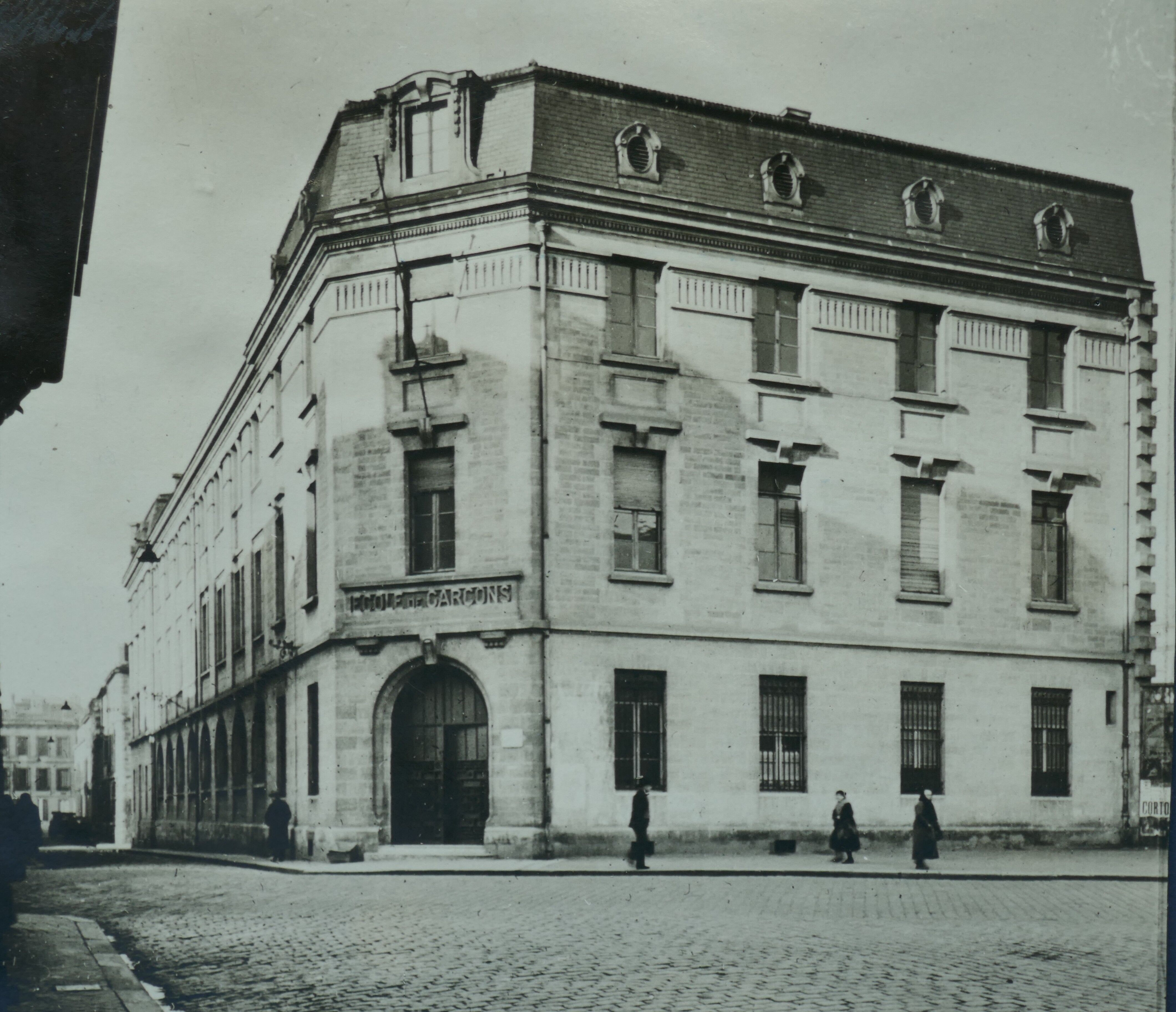 Façades principales de l'école de garçons vers 1930.