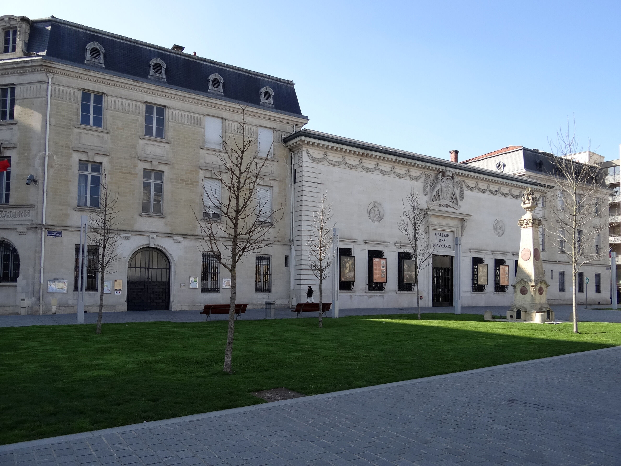 Vue d'ensemble des deux écoles, encadrant la galerie des Beaux-Arts, depuis la place en 2018.
