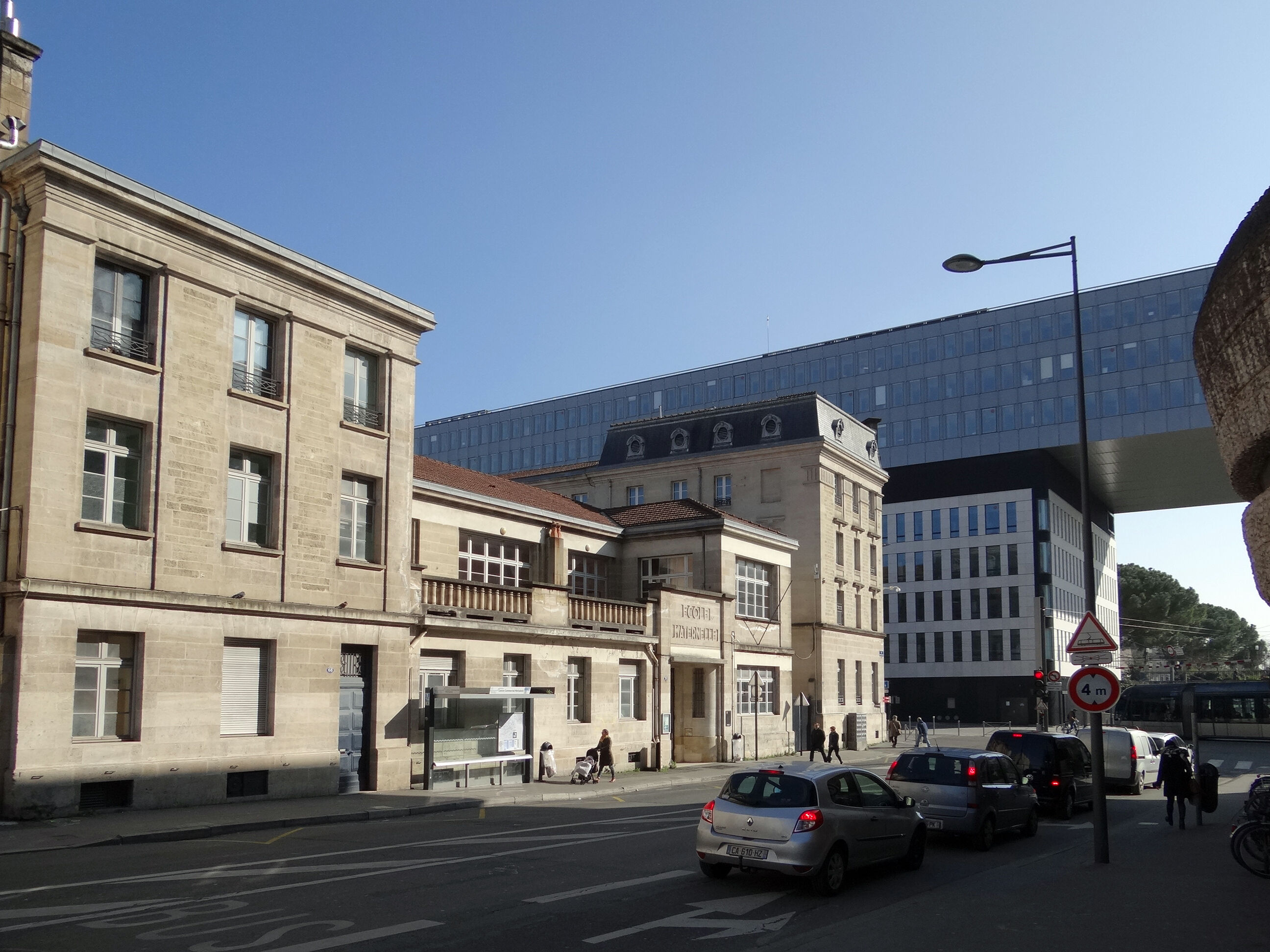 Vue d'ensemble depuis la rue du Châtea-d'Eau avec, au centre l'école maternelle, en 2018.