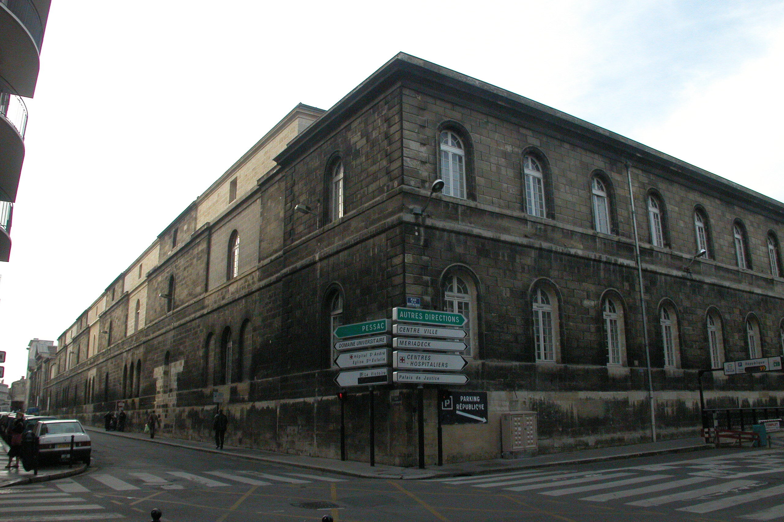 Vue sur les façades de l'hôpital depuis la rue Jean Burguet et place de la République 