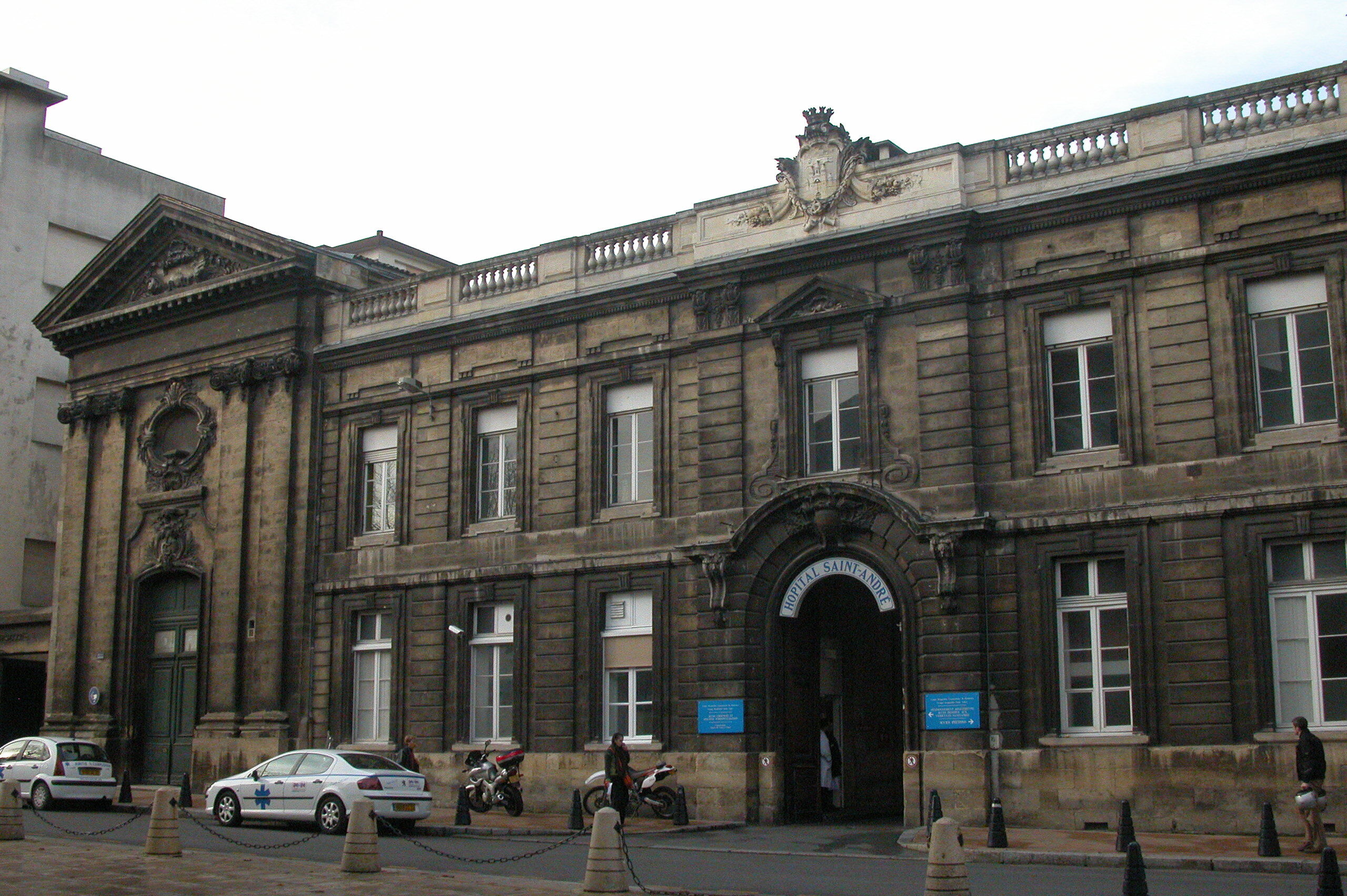 Façade principale de l'hôpital 