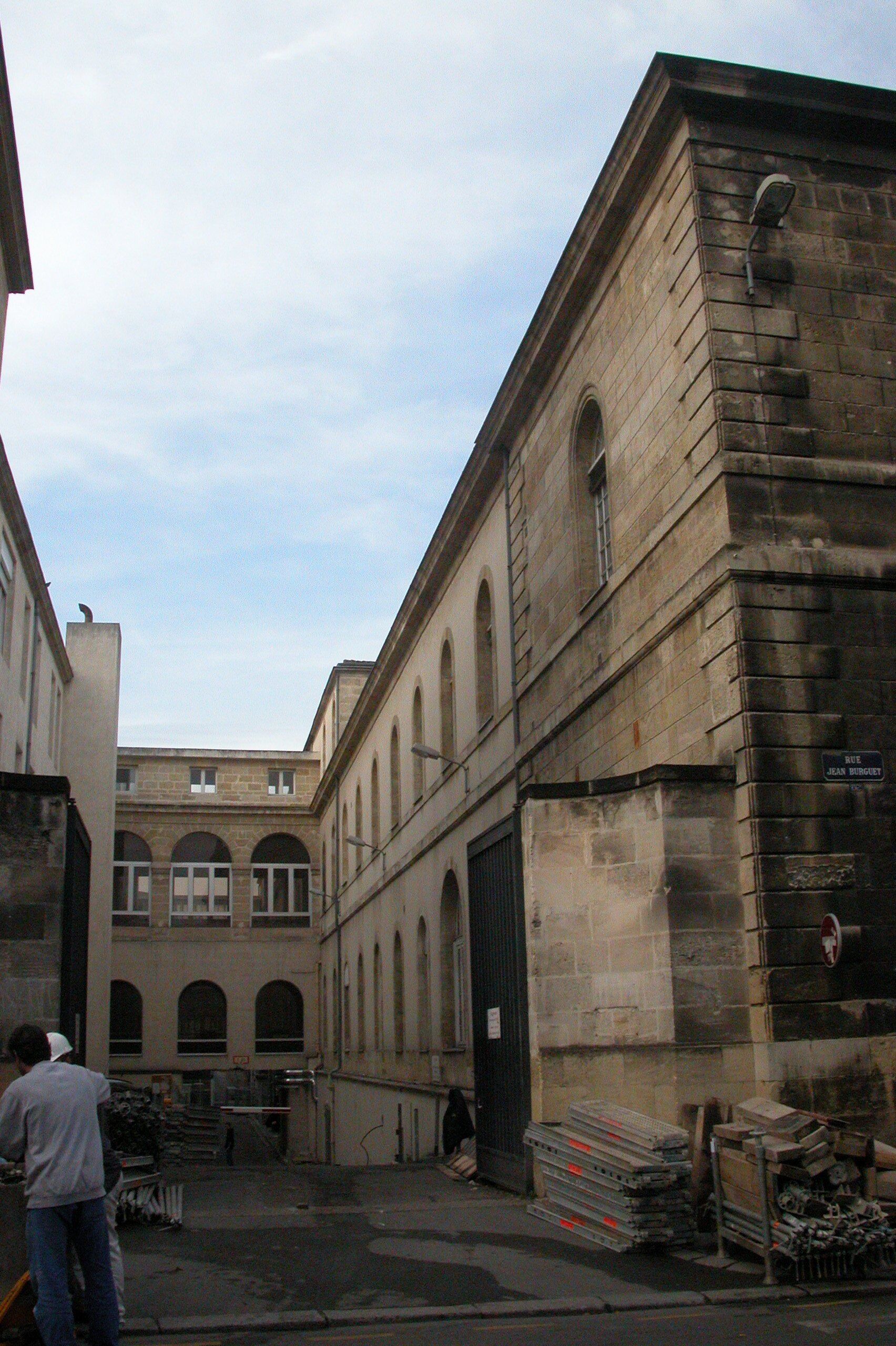 Vue sur une cour intérieure de l'hôpital 