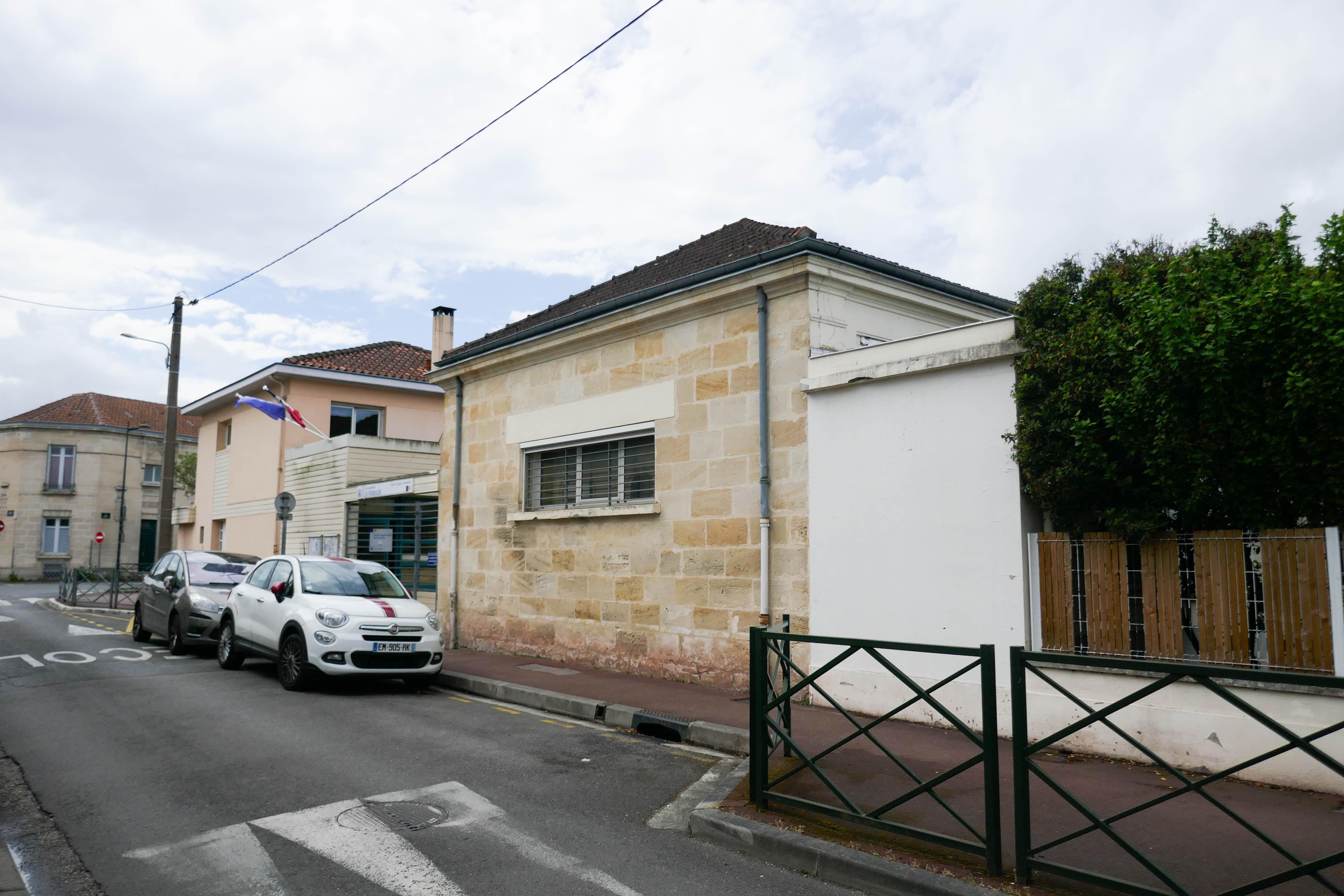Façade de l'école depuis la rue Felloneau
