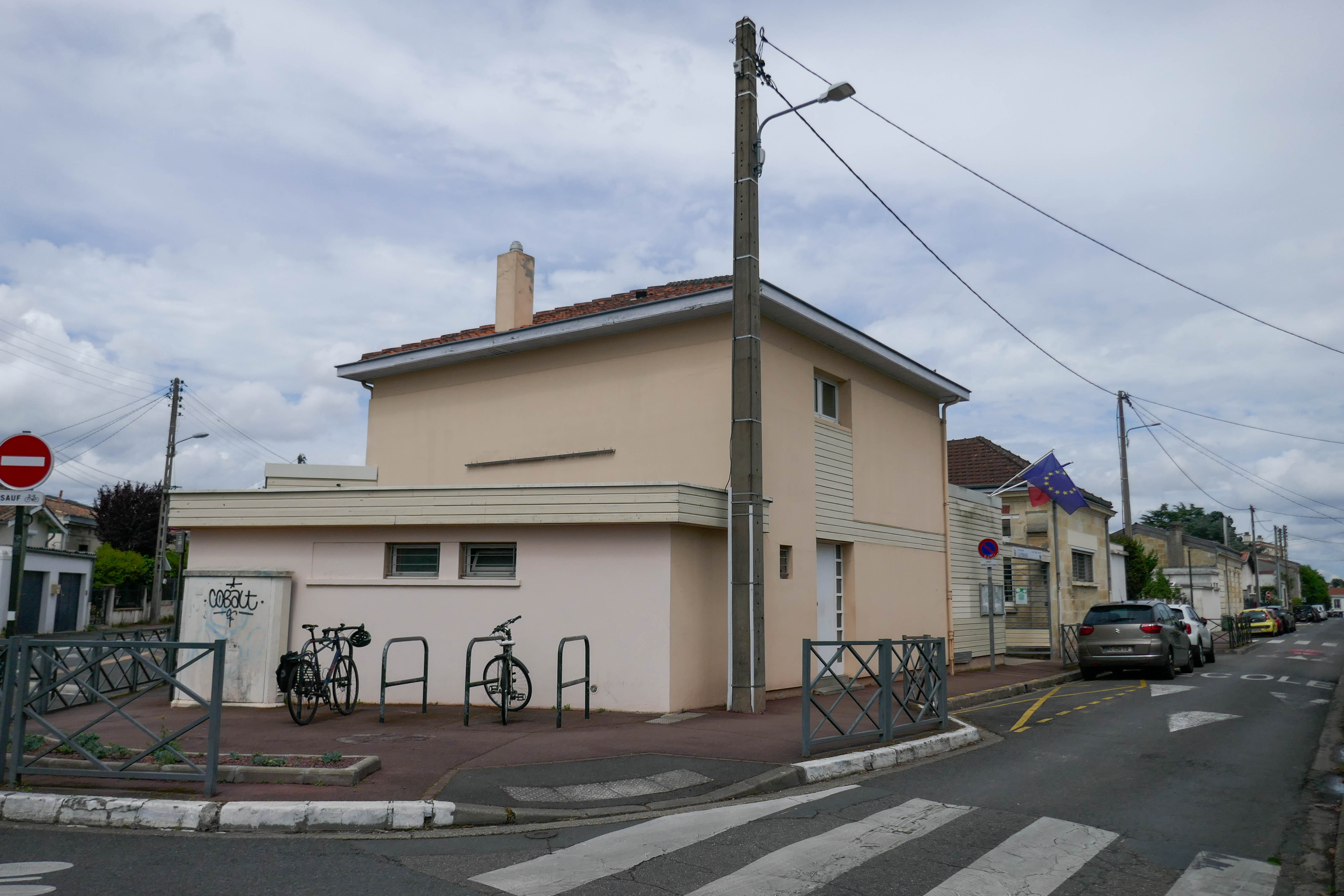 Façade de l'école et ses extensions depuis l'angle de la rue Felloneau et l'avenue Jean Jaurès