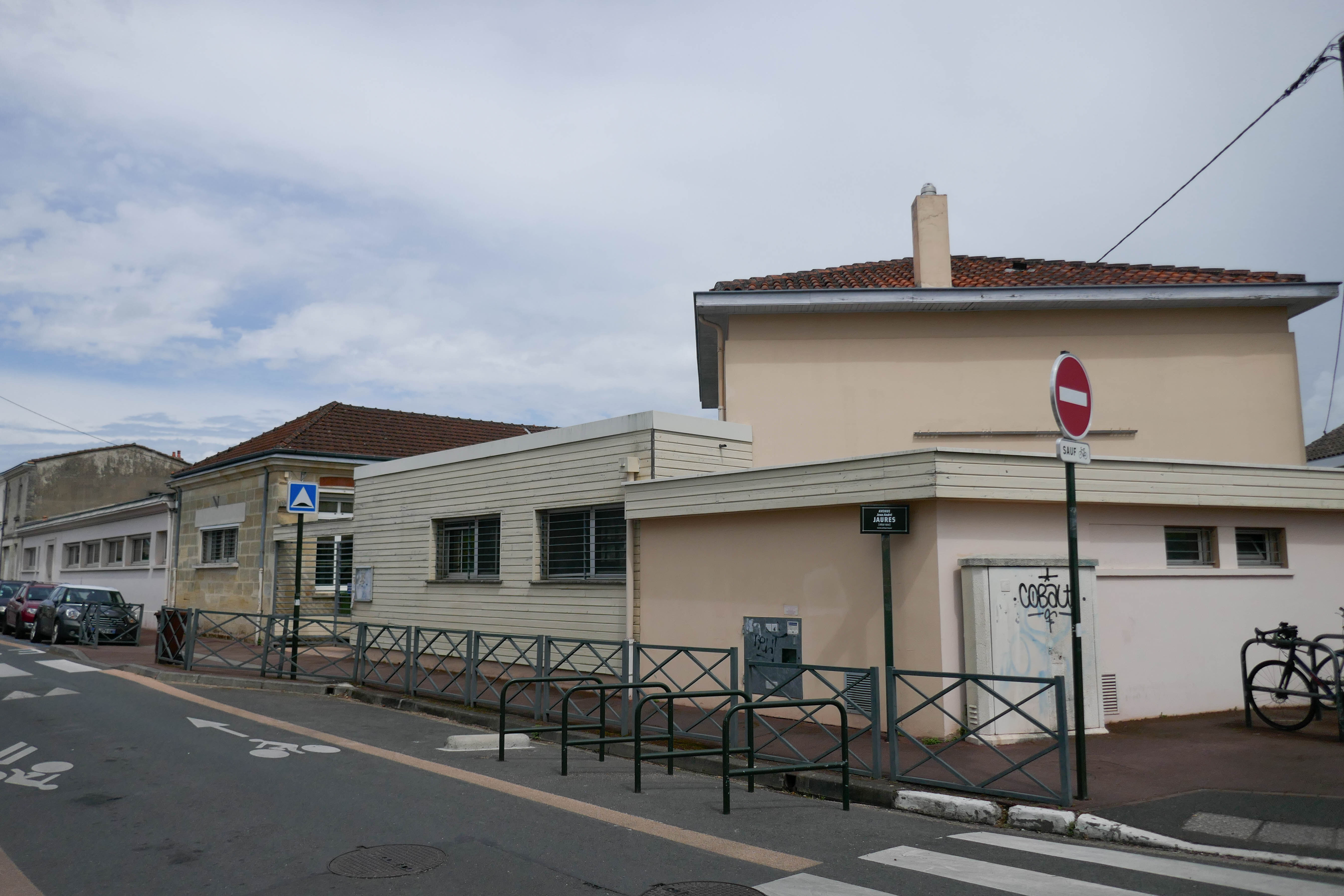 Façade de l'école et ses extensions depuis l'avenue Jean Jaurès