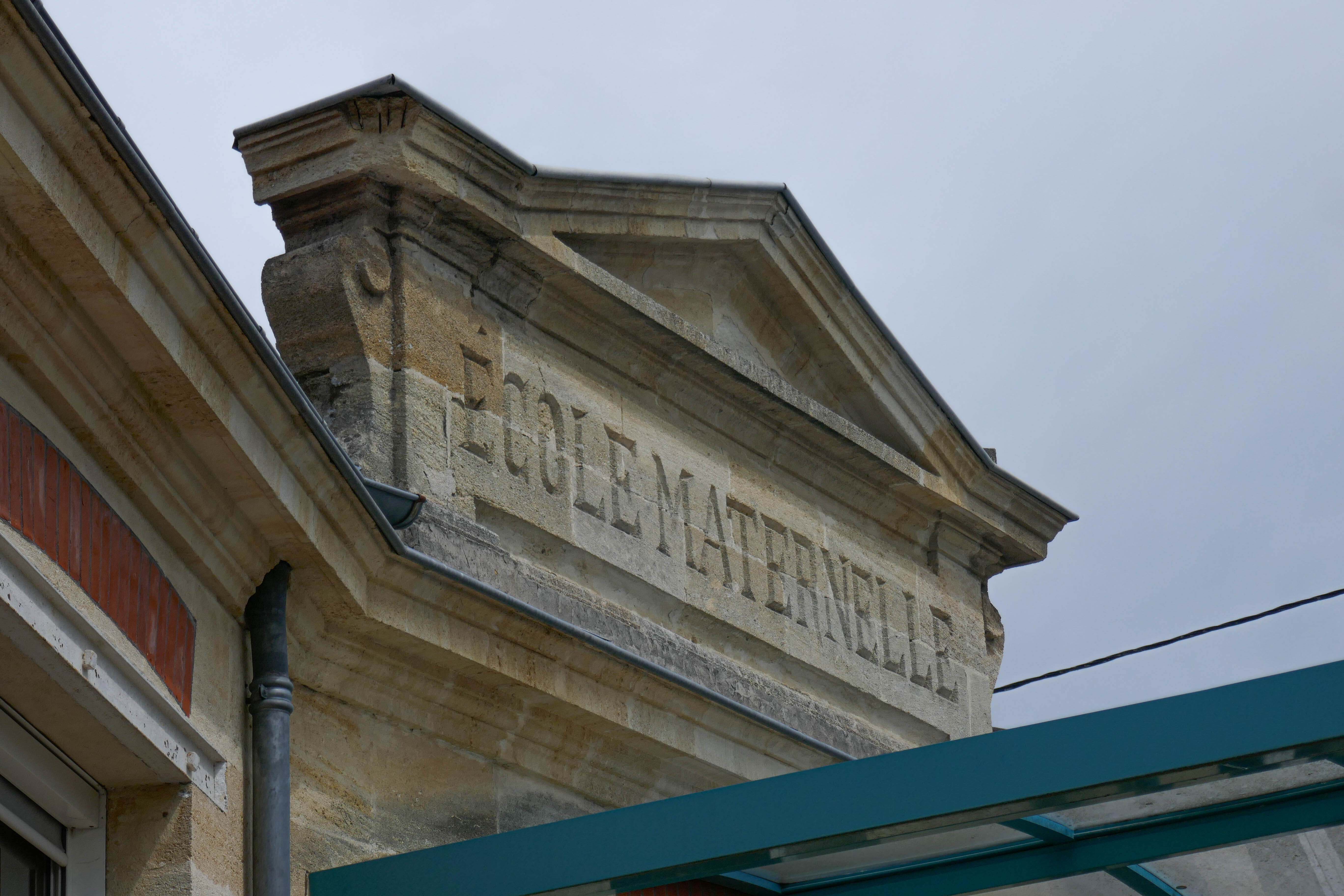 Détail du fronton de l'école 