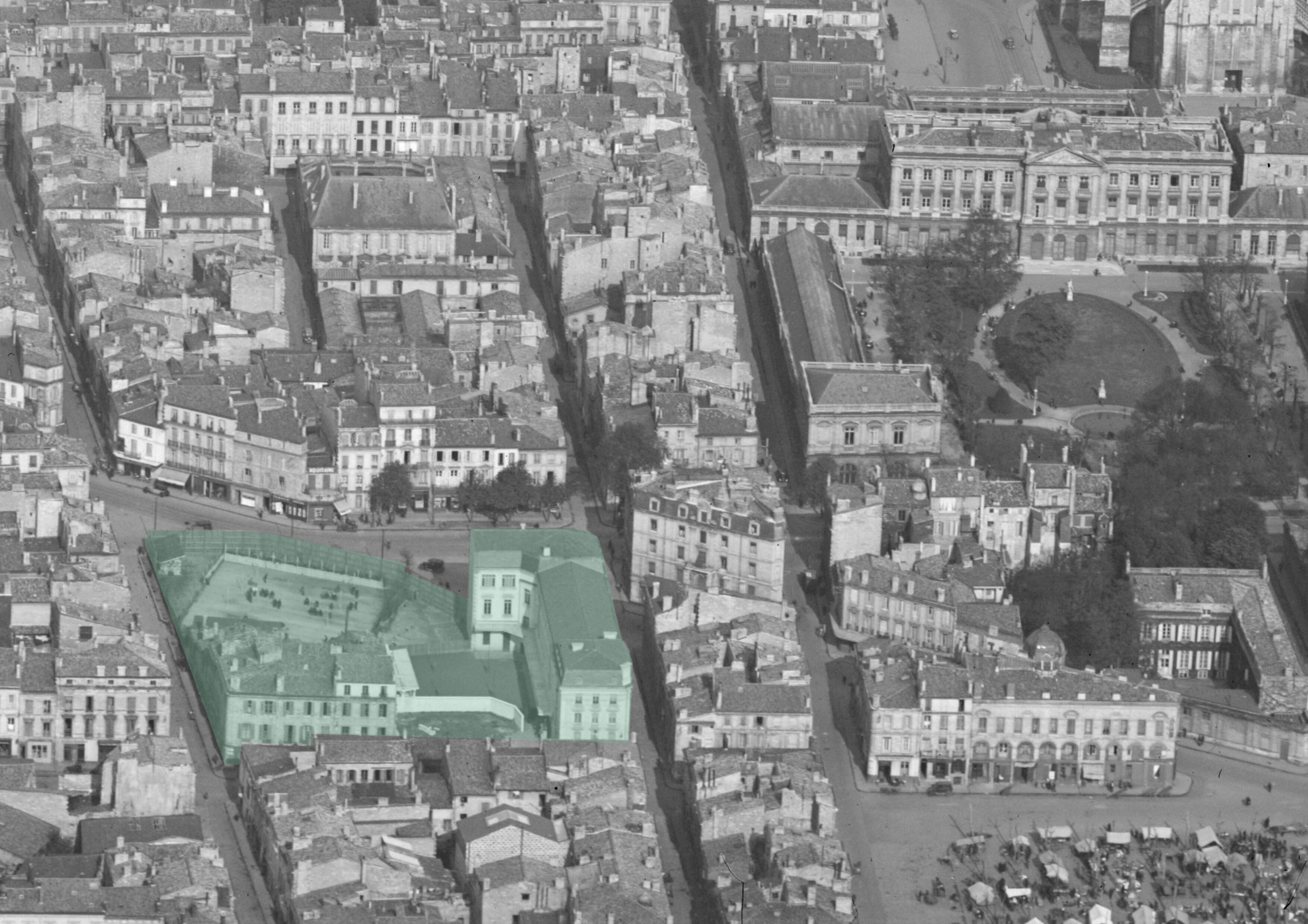 L'îlot du groupe scolaire (en vert) sur une vue à vol d'oiseau de 1930 (IGN).