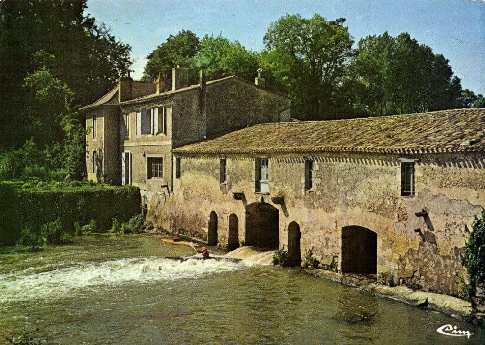 Le moulin de Gajac et les remous de la Jalle propices aux kayakistes, carte postale vers 1960.