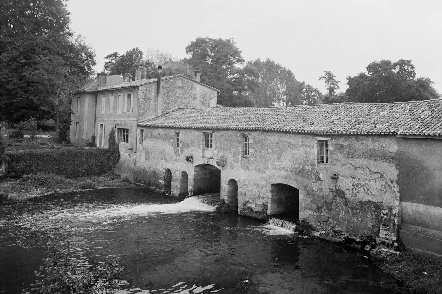 Le moulin de Gajac vu depuis le pont en 1977.