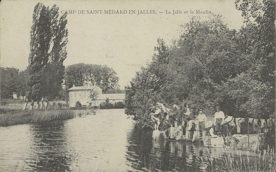 Carte postale montrant l’ensemble des bâtiments depuis l’aval, vers 1900.