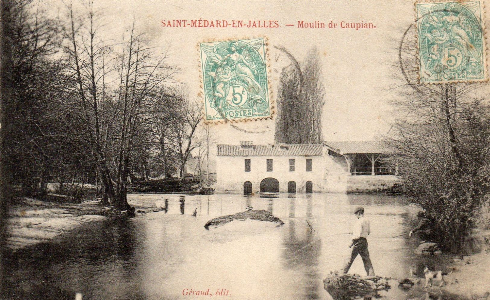 Carte postale montrant le moulin et ses modifications de toit, vue depuis l’aval, vers 1900.