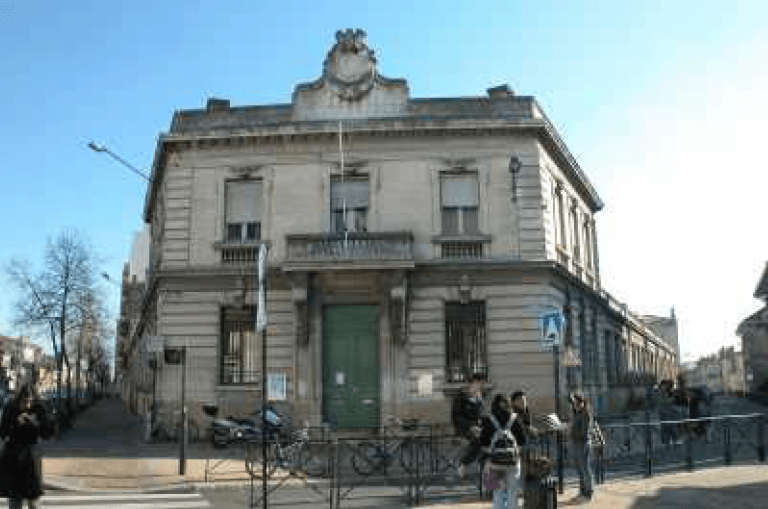 Pignon de l'ancienne école maternelle à l'angle du cours de l'Yser 