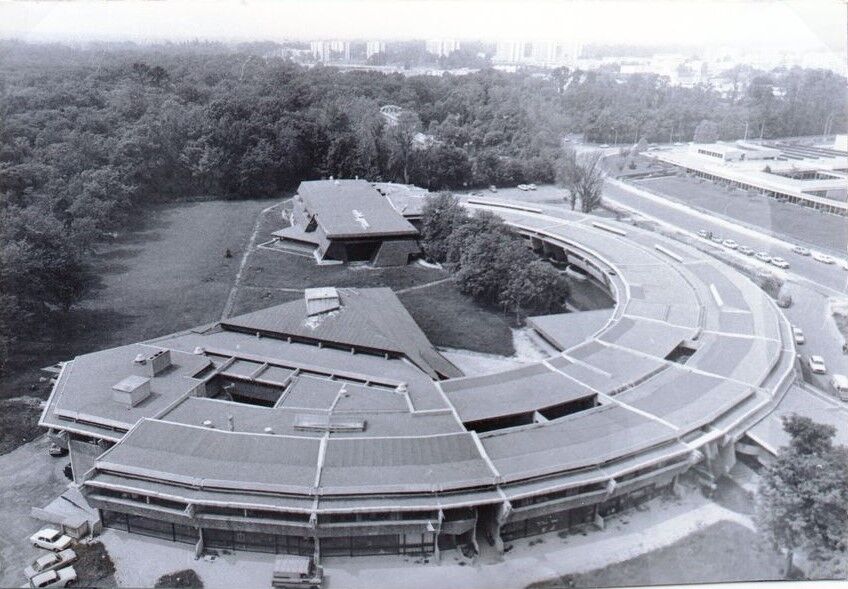 La forme d'oreille du bâtiment dans son écrin de verdure, photographie vers 1975.