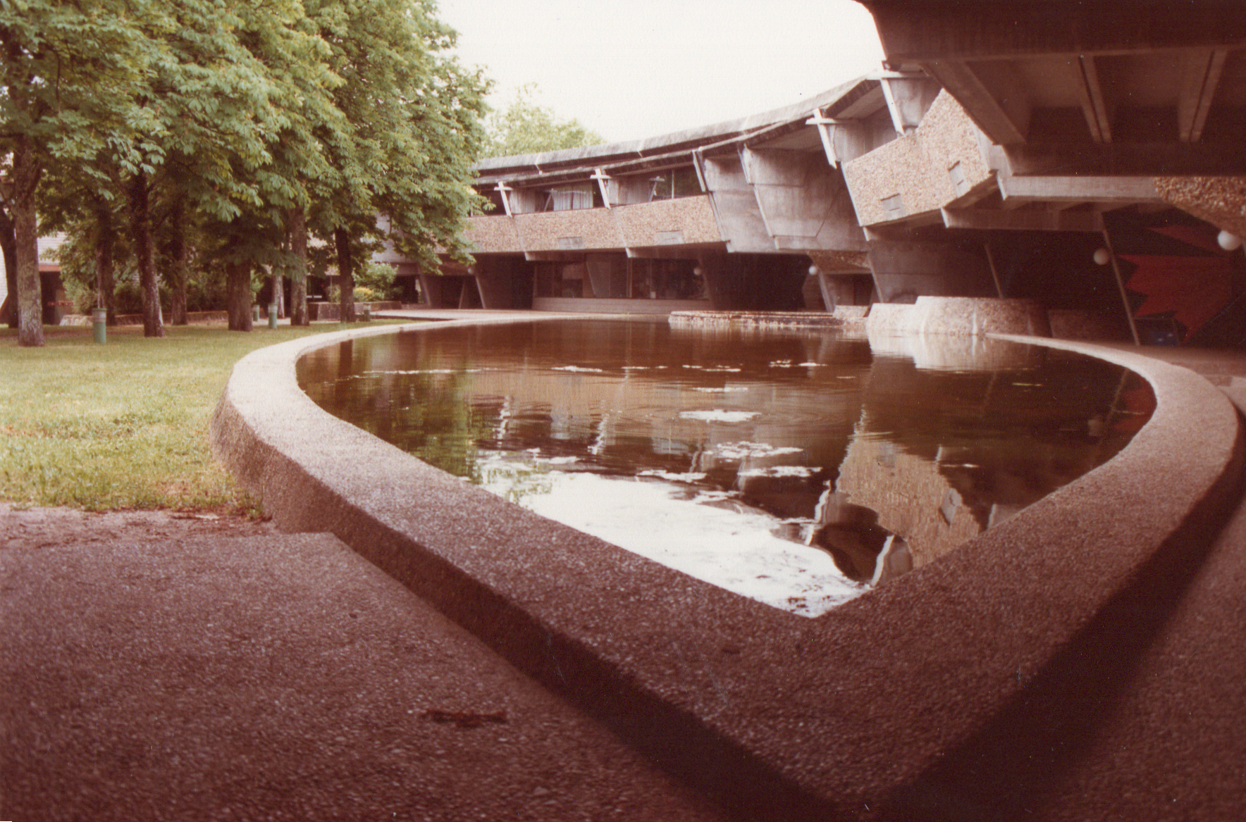 Partie intérieure appelée « le cloître », avec allée d’arbres et bassins, photographie vers 1980.