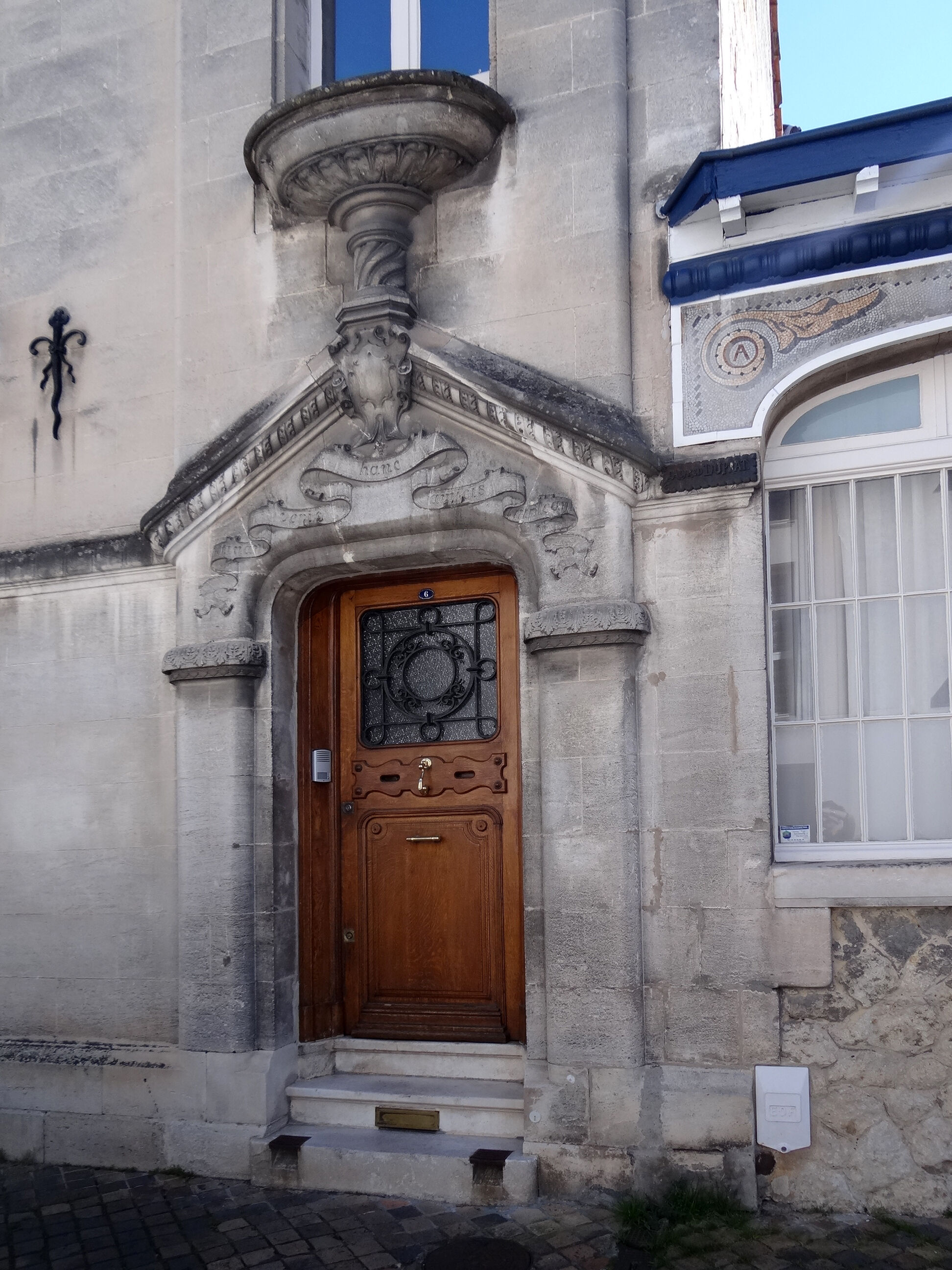La porte d'entrée de la maison de l'architecte Bertrand-Alfred Duprat.