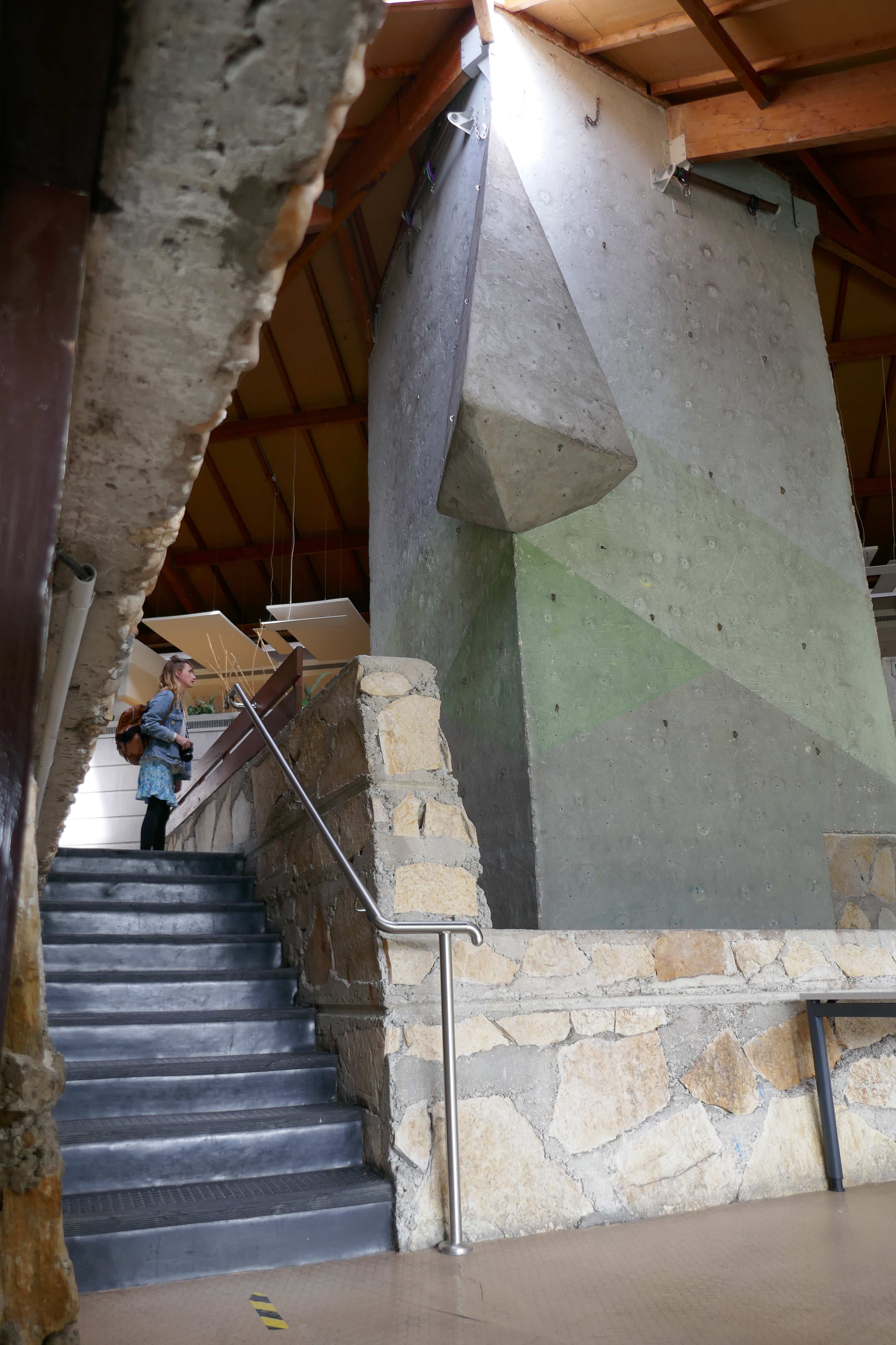 Le mur d'escalade du foyer recouvre le manteau de la cheminée centrale.