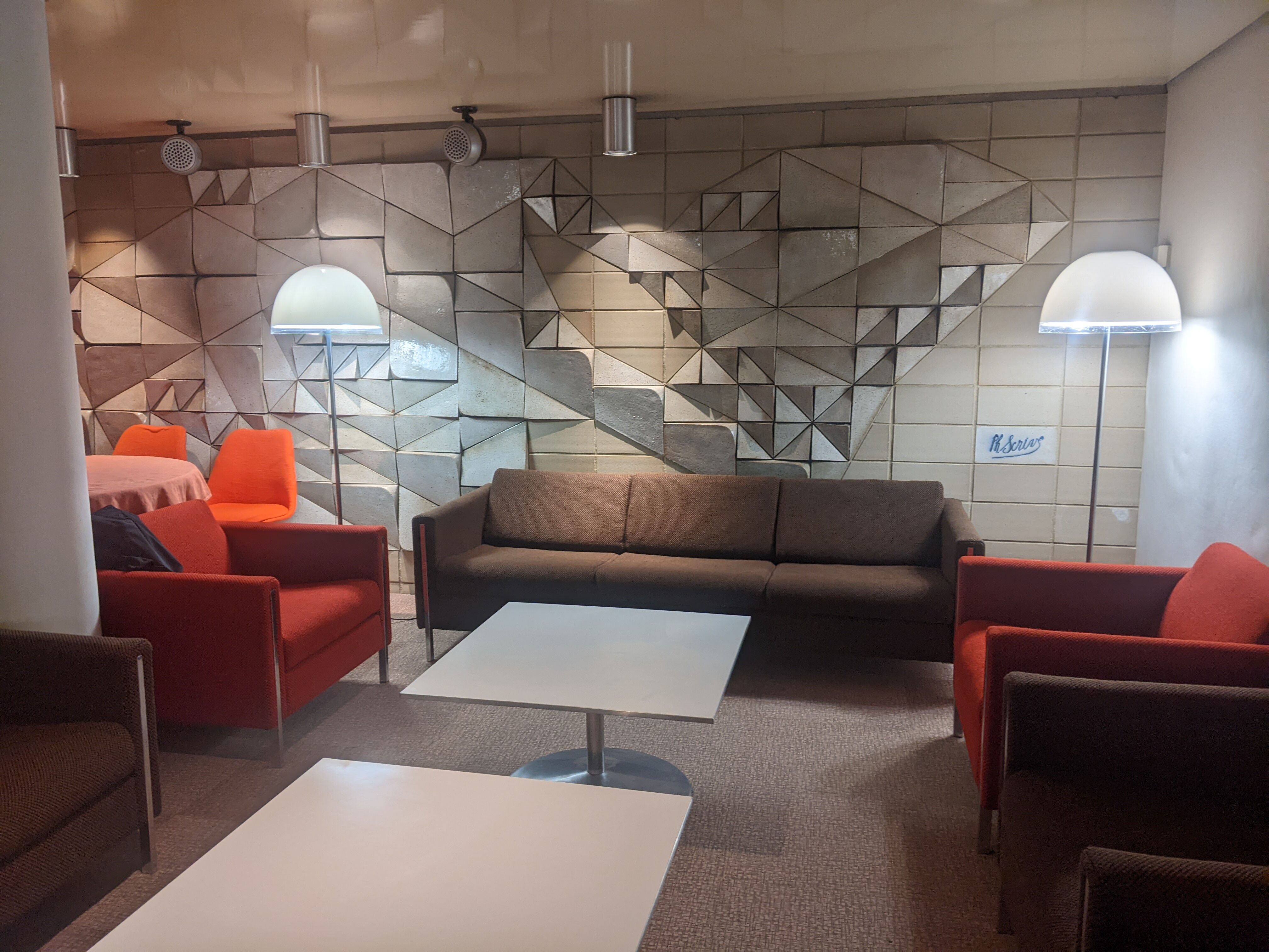 L'un des salons ayant conservé son mobilier et son décor (mosaïque de Philippe Scrive).